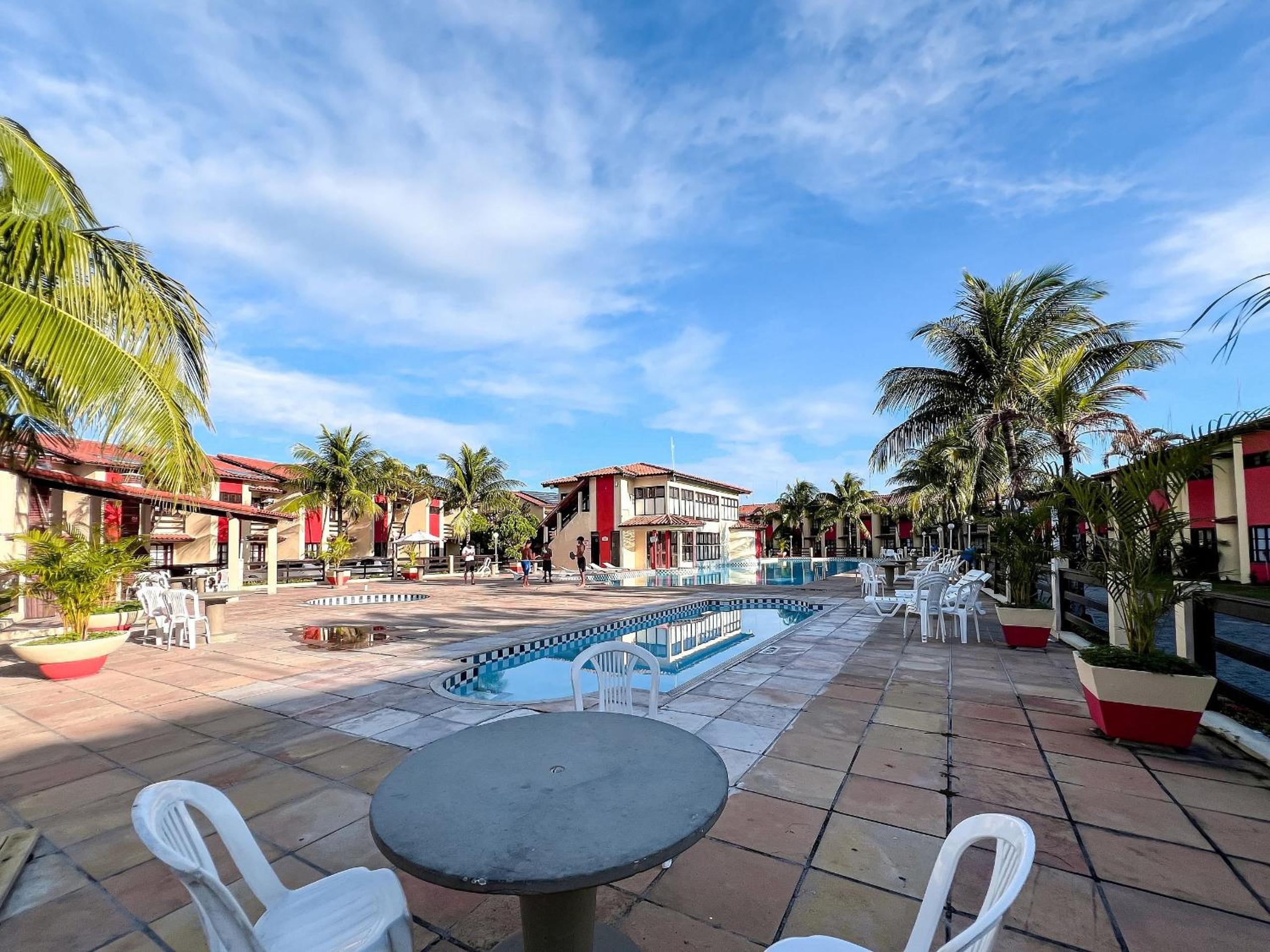 Casa em Condomínio localizado a aproximadamente 250m da praia de Taperapuã e da Arena Axé Moi, com 3 suítes todas com ar condicionado, piscinas adulto e in