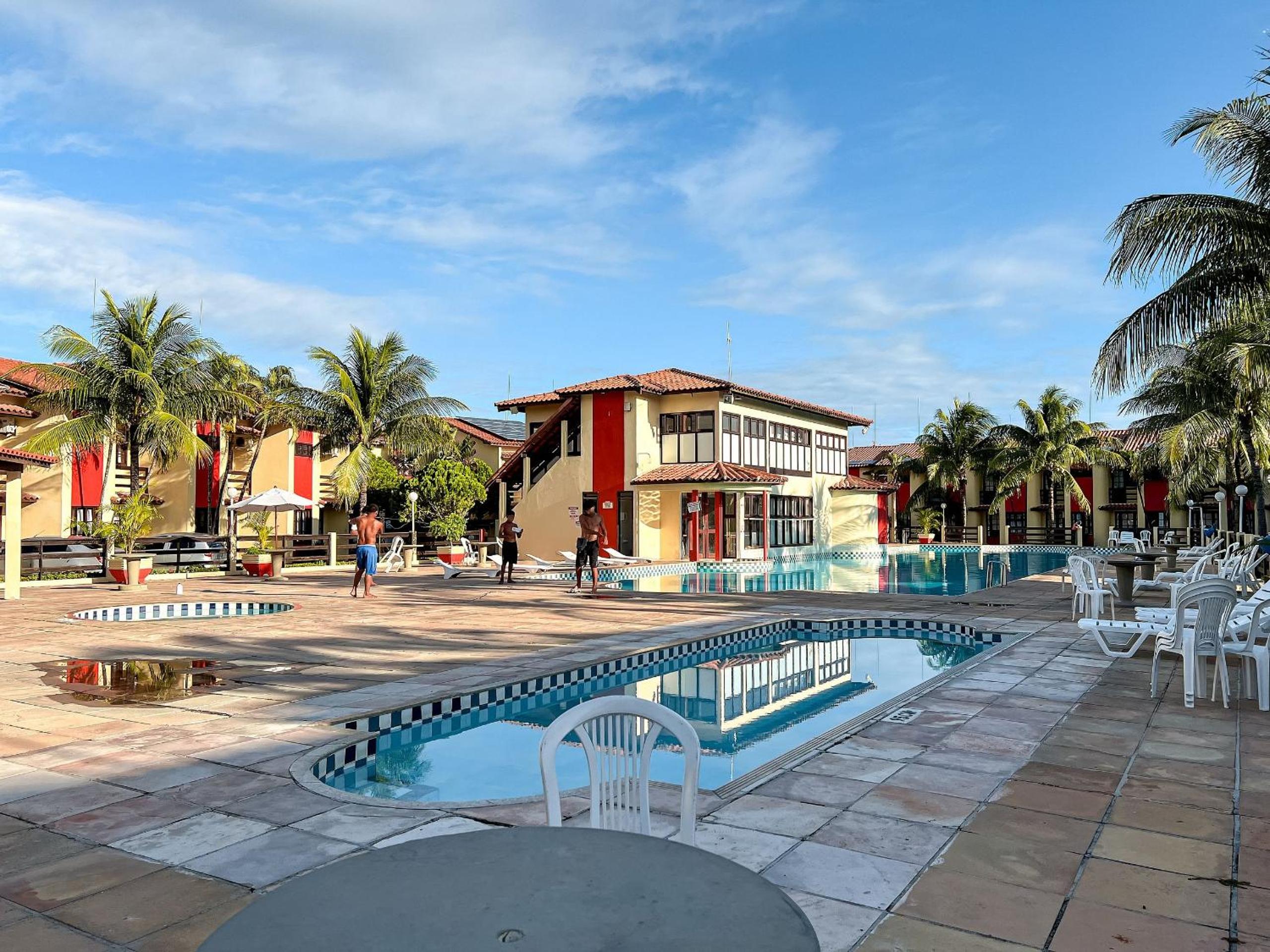 Casa em Condomínio localizado a aproximadamente 250m da praia de Taperapuã e da Arena Axé Moi, com 3 suítes todas com ar condicionado, piscinas adulto e in