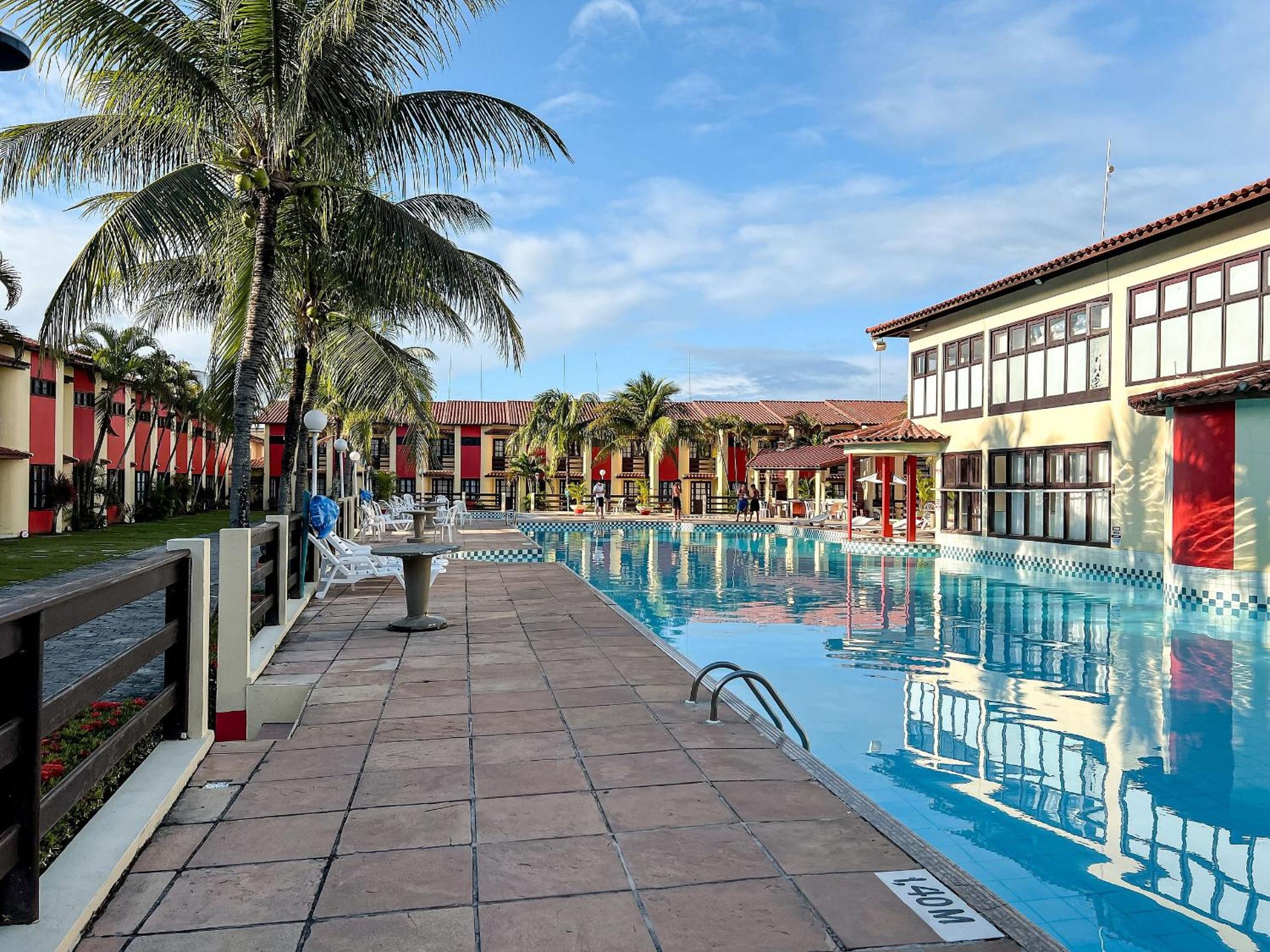 Casa em Condomínio localizado a aproximadamente 250m da praia de Taperapuã e da Arena Axé Moi, com 3 suítes todas com ar condicionado, piscinas adulto e in