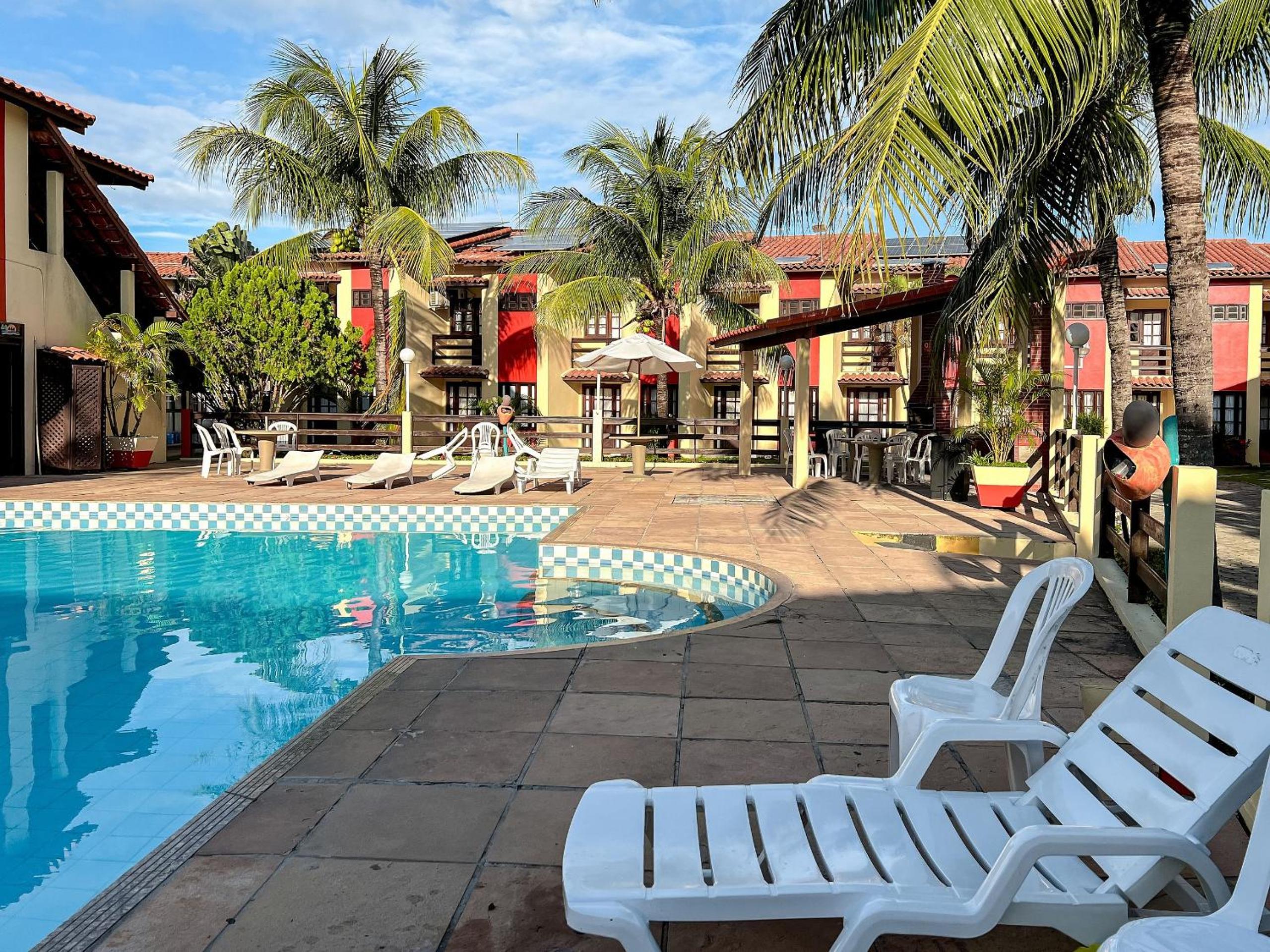 Casa em Condomínio localizado a aproximadamente 250m da praia de Taperapuã e da Arena Axé Moi, com 3 suítes todas com ar condicionado, piscinas adulto e in