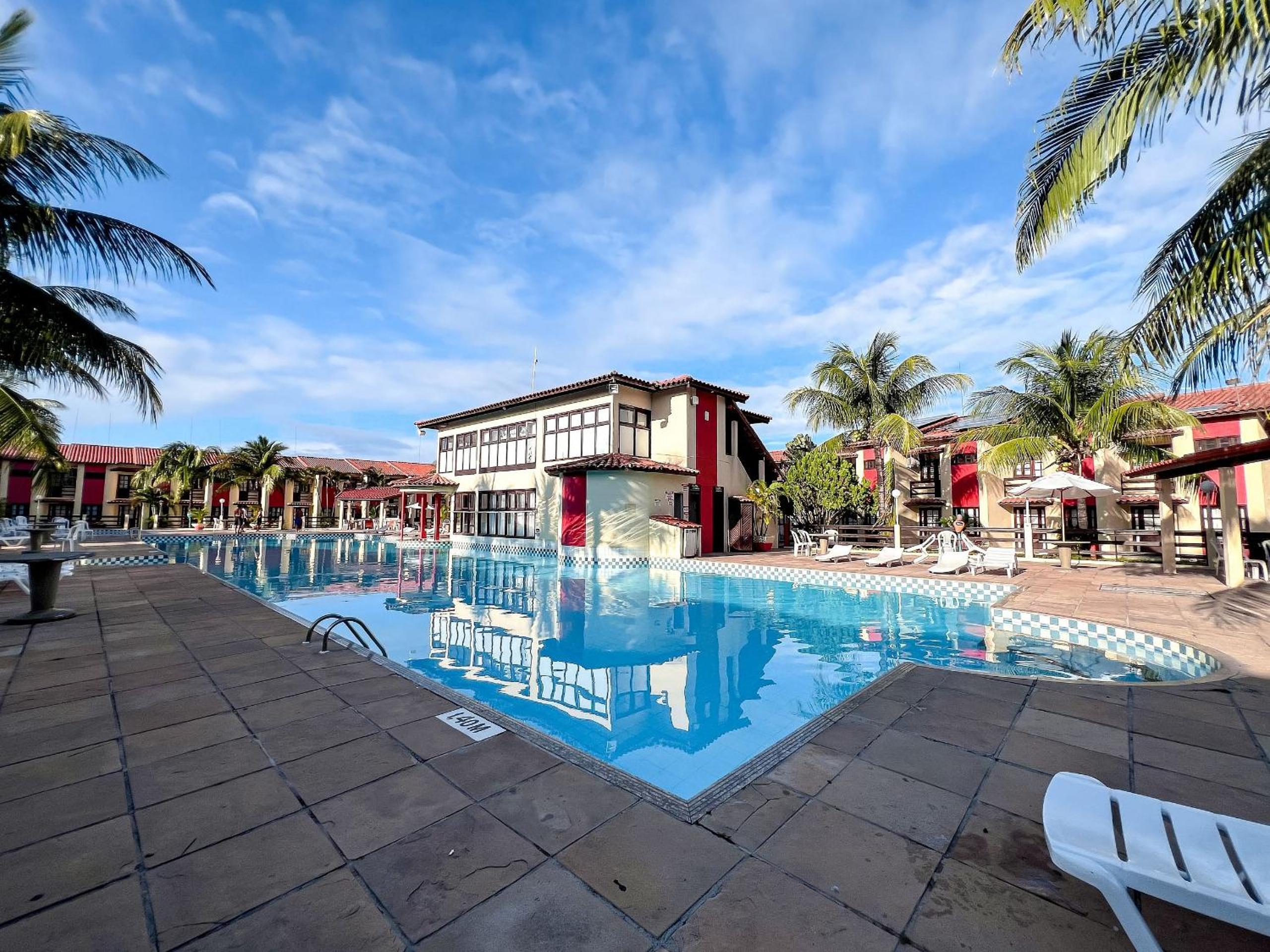 Casa em Condomínio localizado a aproximadamente 250m da praia de Taperapuã e da Arena Axé Moi, com 3 suítes todas com ar condicionado, piscinas adulto e in