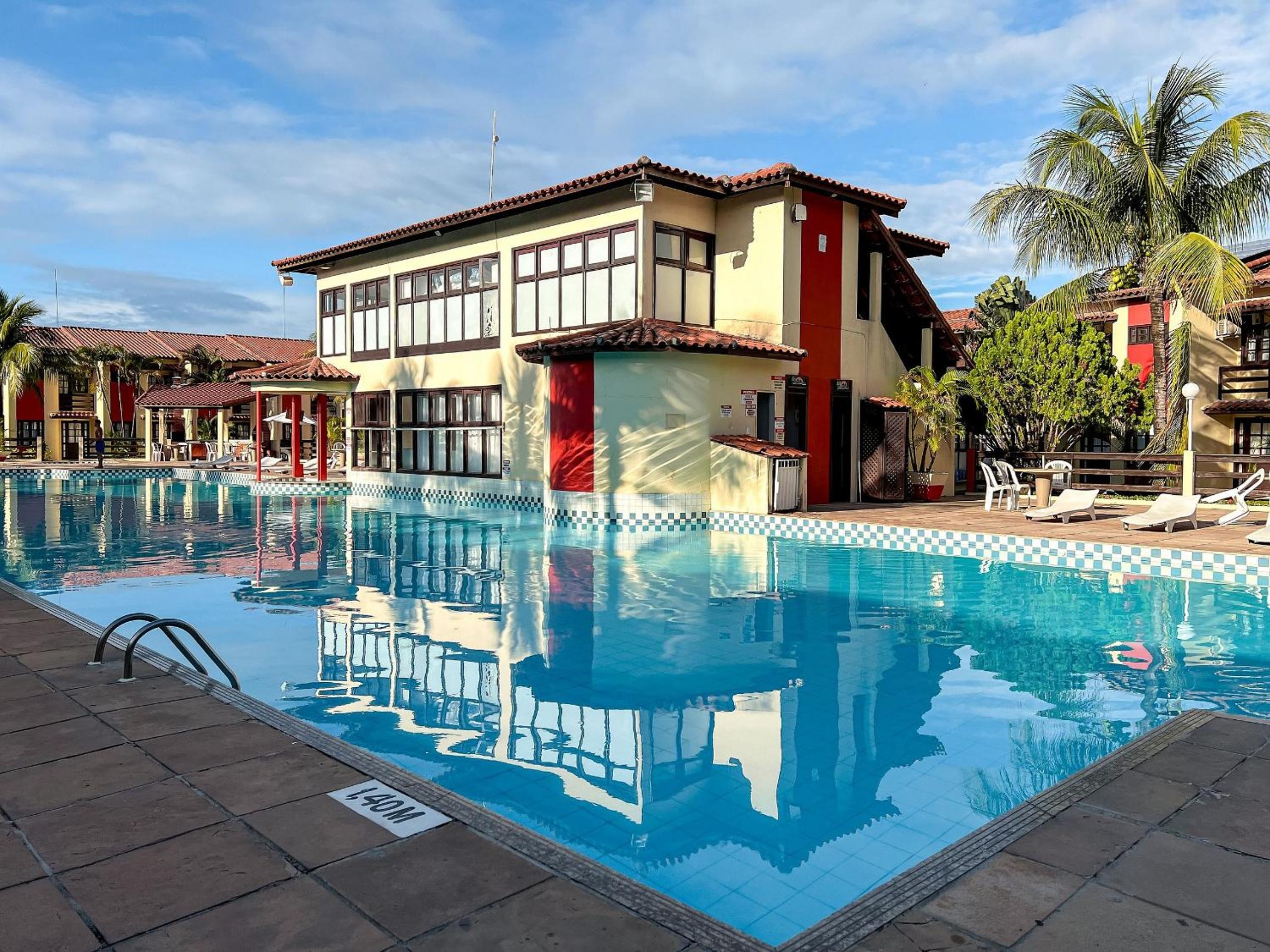 Casa em Condomínio localizado a aproximadamente 250m da praia de Taperapuã e da Arena Axé Moi, com 3 suítes todas com ar condicionado, piscinas adulto e in