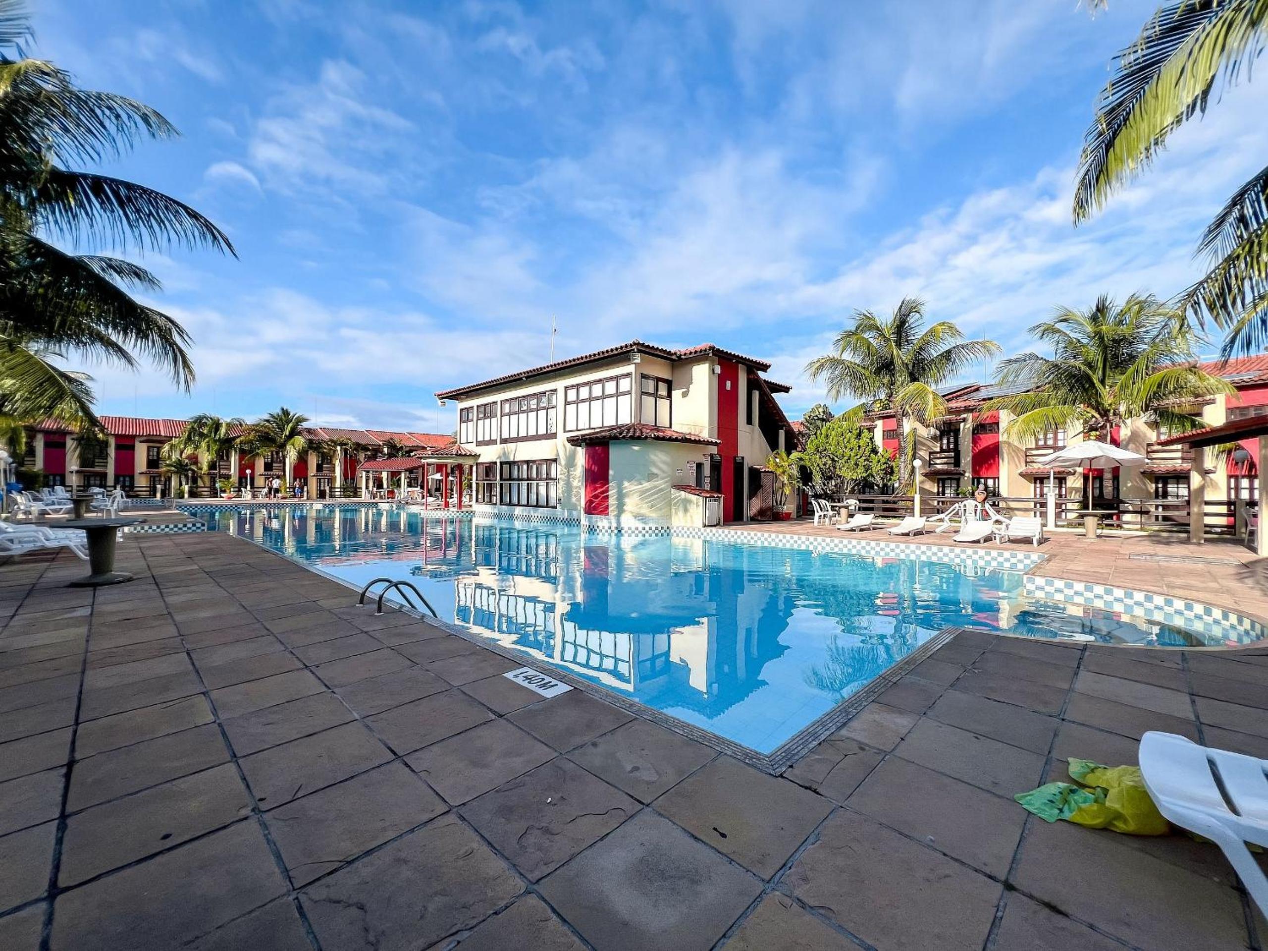Casa em Condomínio localizado a aproximadamente 250m da praia de Taperapuã e da Arena Axé Moi, com 3 suítes todas com ar condicionado, piscinas adulto e in