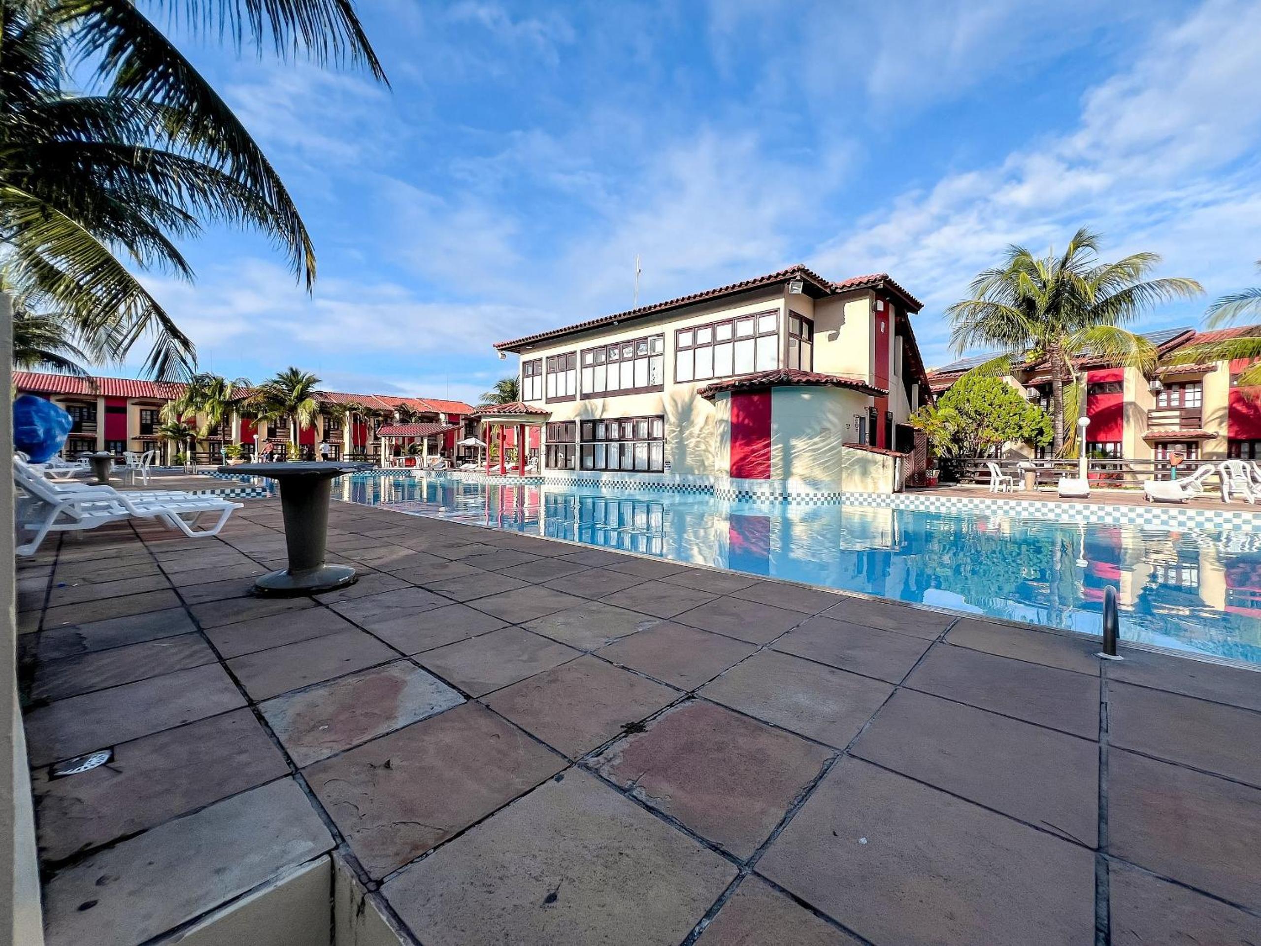 Casa em Condomínio localizado a aproximadamente 250m da praia de Taperapuã e da Arena Axé Moi, com 3 suítes todas com ar condicionado, piscinas adulto e in