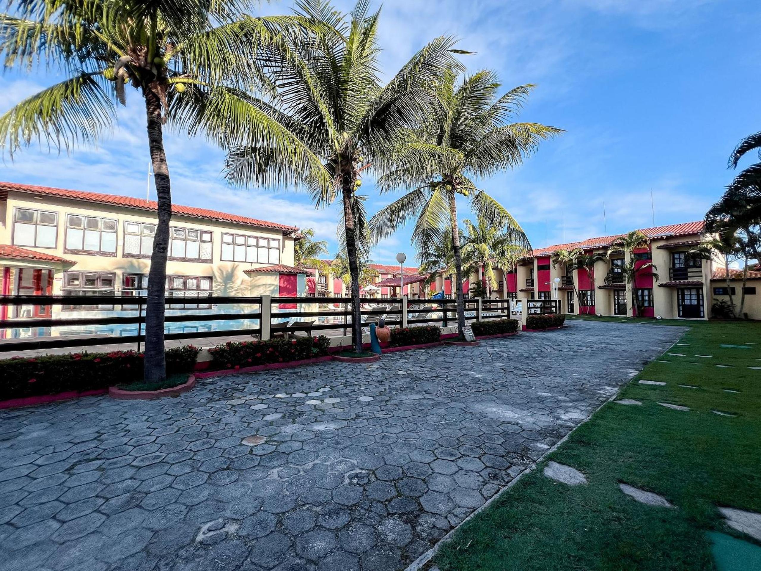 Casa em Condomínio localizado a aproximadamente 250m da praia de Taperapuã e da Arena Axé Moi, com 3 suítes todas com ar condicionado, piscinas adulto e in