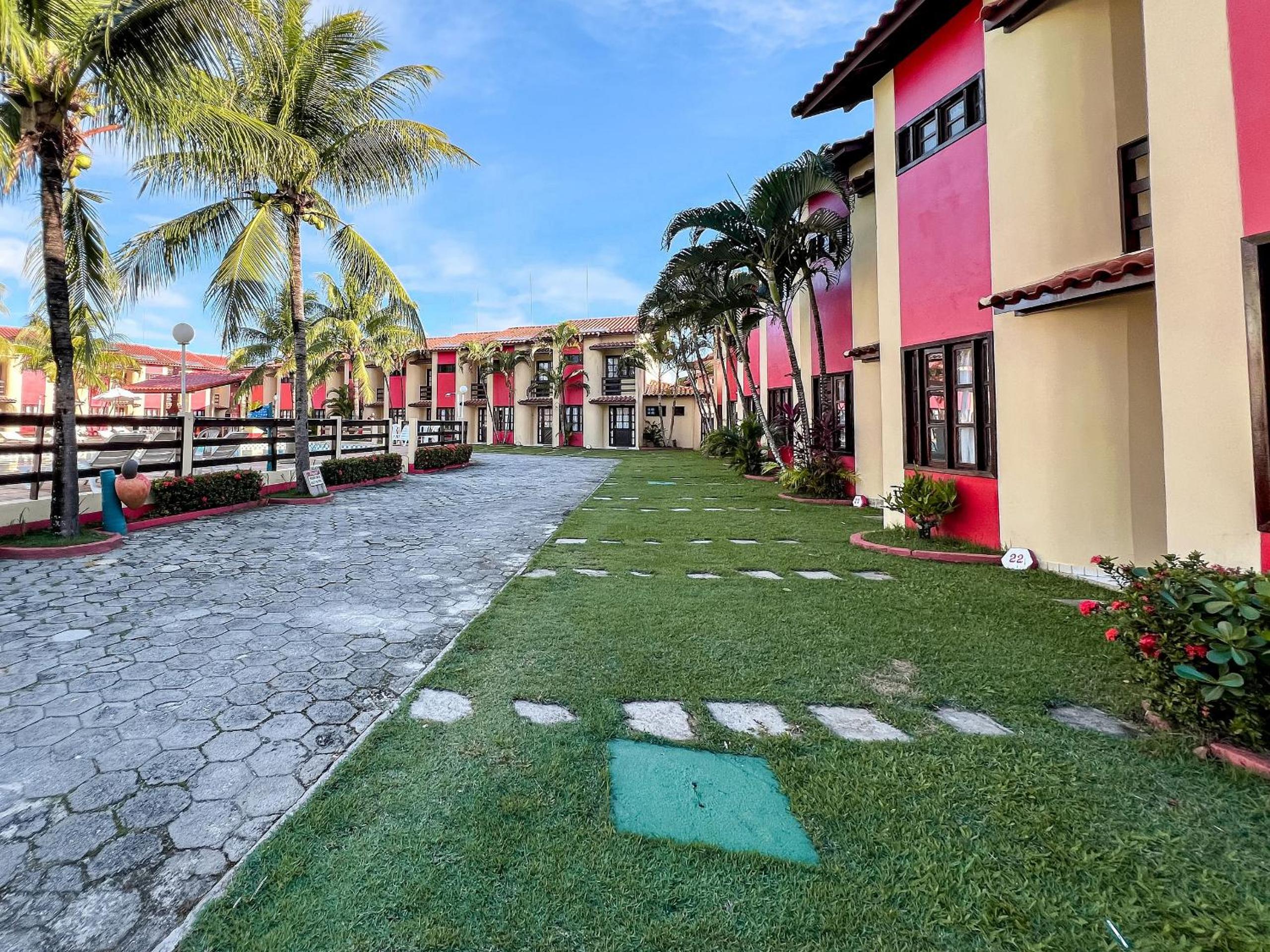 Casa em Condomínio localizado a aproximadamente 250m da praia de Taperapuã e da Arena Axé Moi, com 3 suítes todas com ar condicionado, piscinas adulto e in