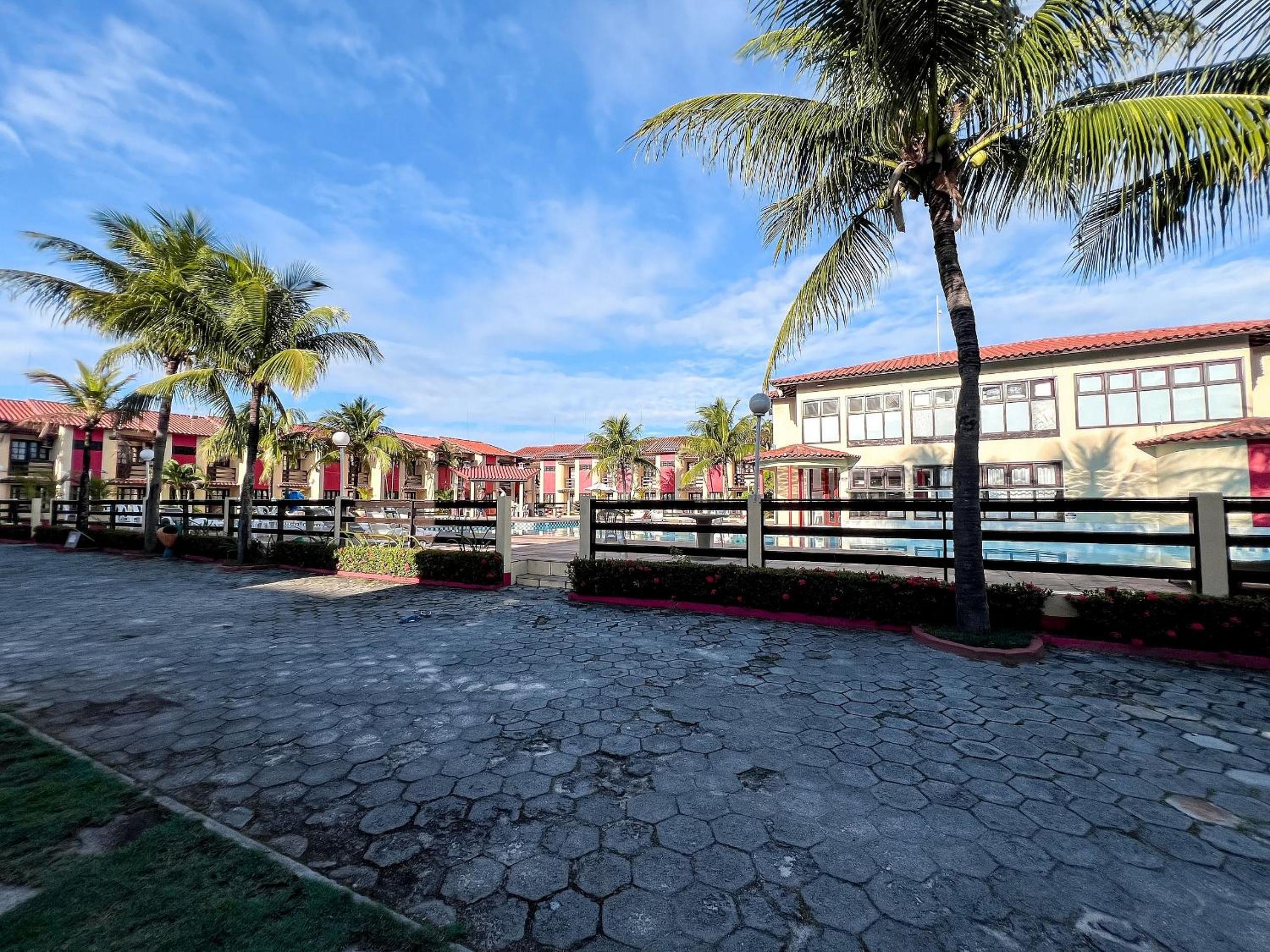 Casa em Condomínio localizado a aproximadamente 250m da praia de Taperapuã e da Arena Axé Moi, com 3 suítes todas com ar condicionado, piscinas adulto e in