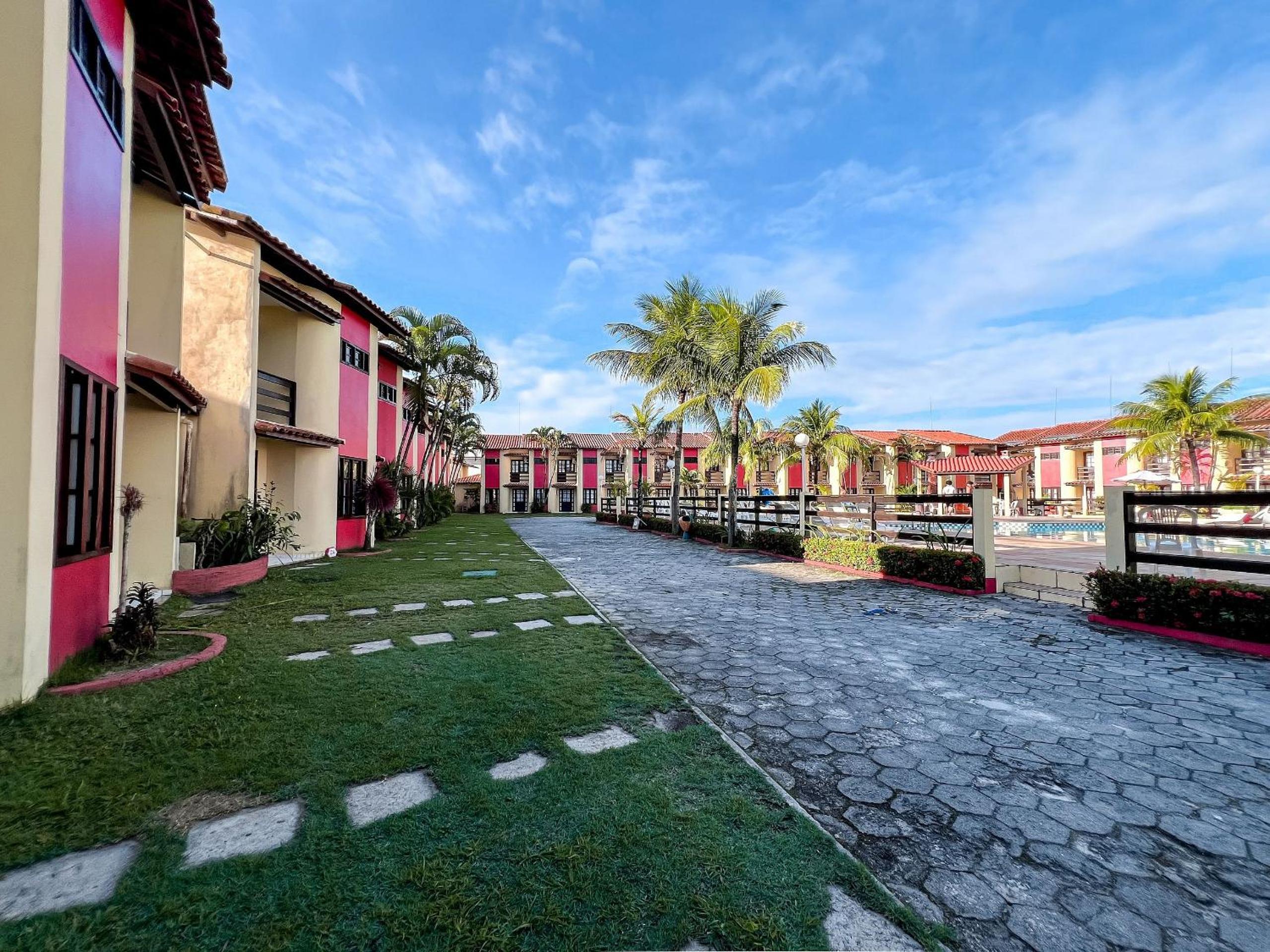 Casa em Condomínio localizado a aproximadamente 250m da praia de Taperapuã e da Arena Axé Moi, com 3 suítes todas com ar condicionado, piscinas adulto e in