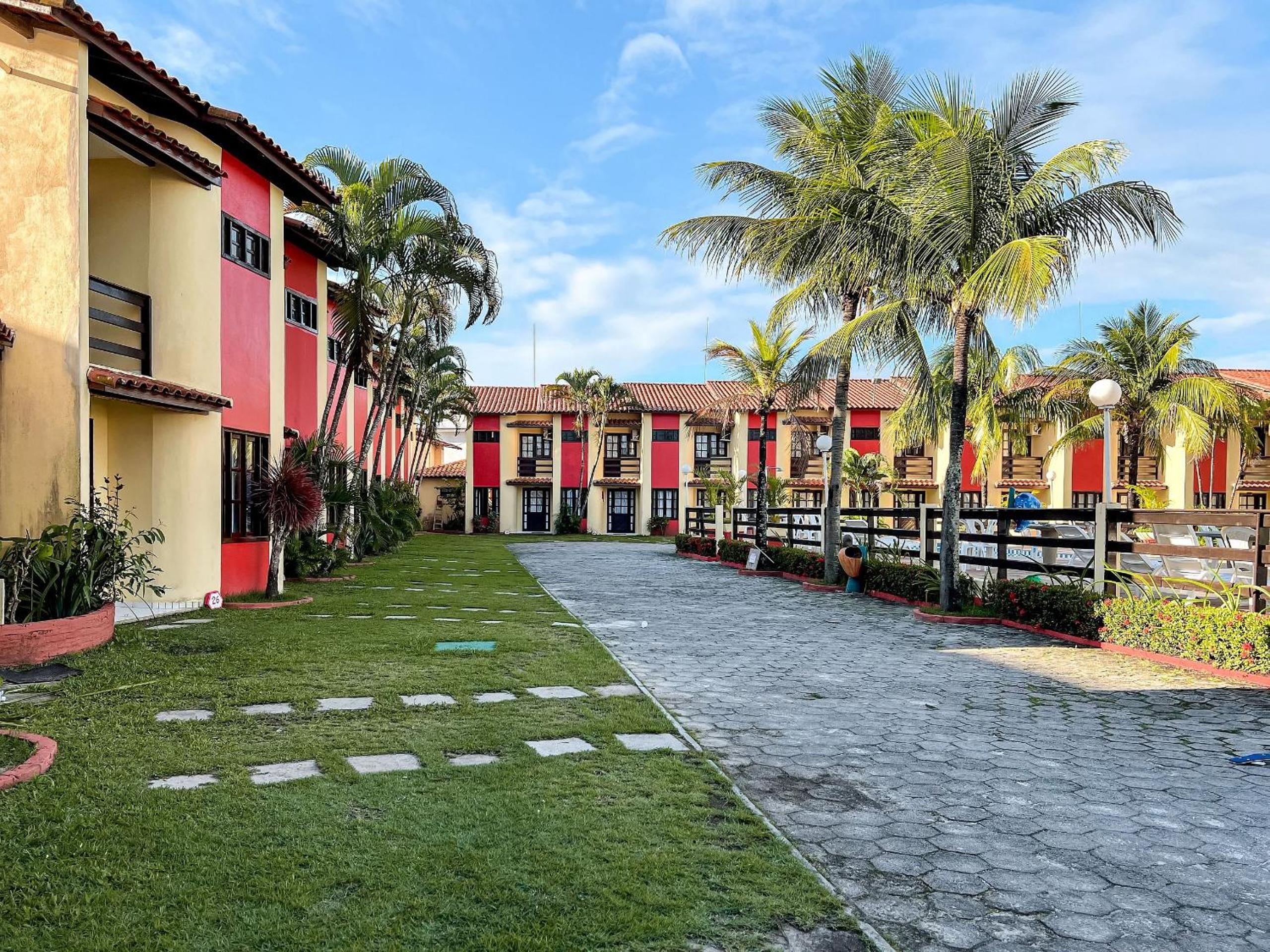 Casa em Condomínio localizado a aproximadamente 250m da praia de Taperapuã e da Arena Axé Moi, com 3 suítes todas com ar condicionado, piscinas adulto e in