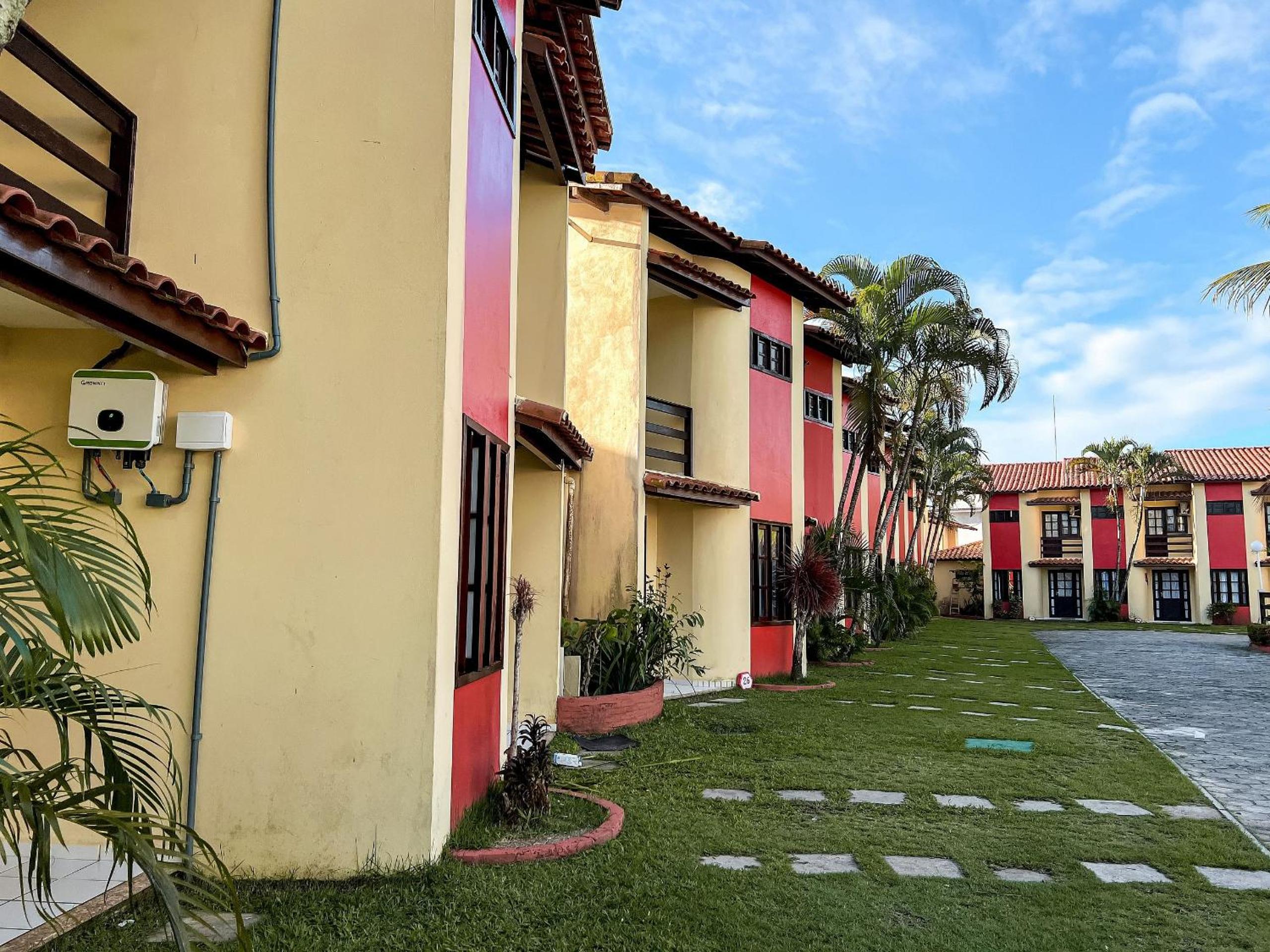 Casa em Condomínio localizado a aproximadamente 250m da praia de Taperapuã e da Arena Axé Moi, com 3 suítes todas com ar condicionado, piscinas adulto e in