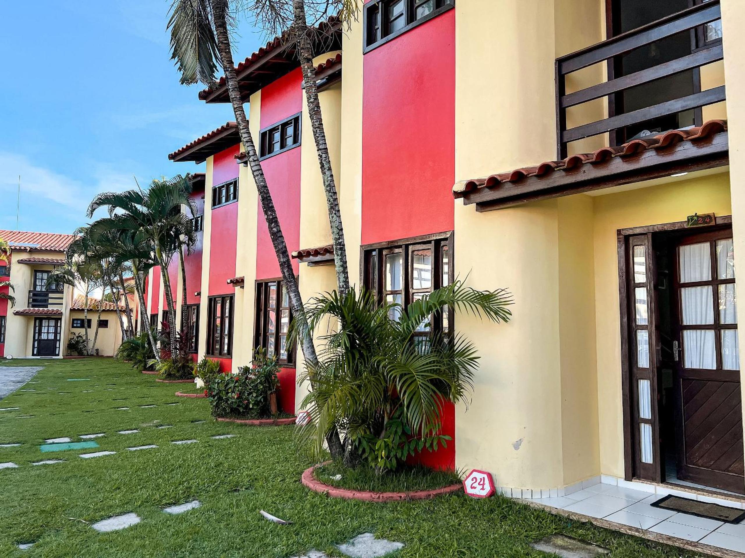 Casa em Condomínio localizado a aproximadamente 250m da praia de Taperapuã e da Arena Axé Moi, com 3 suítes todas com ar condicionado, piscinas adulto e in