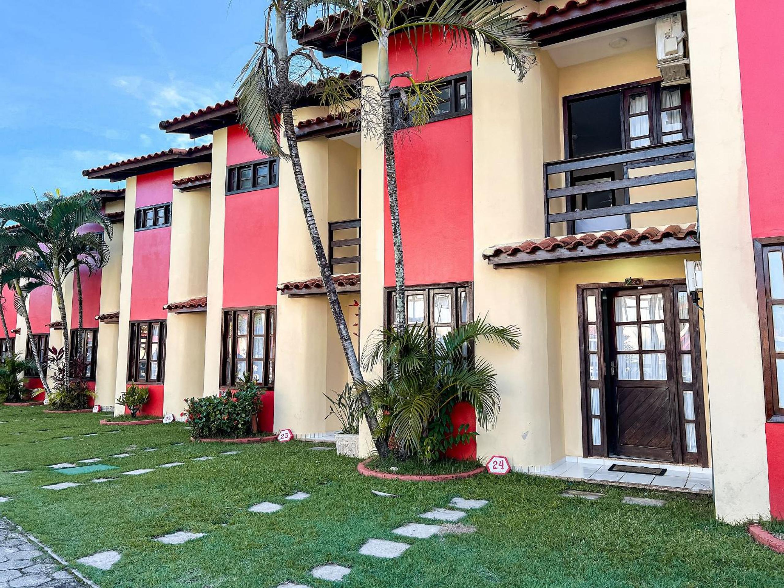 Casa em Condomínio localizado a aproximadamente 250m da praia de Taperapuã e da Arena Axé Moi, com 3 suítes todas com ar condicionado, piscinas adulto e in