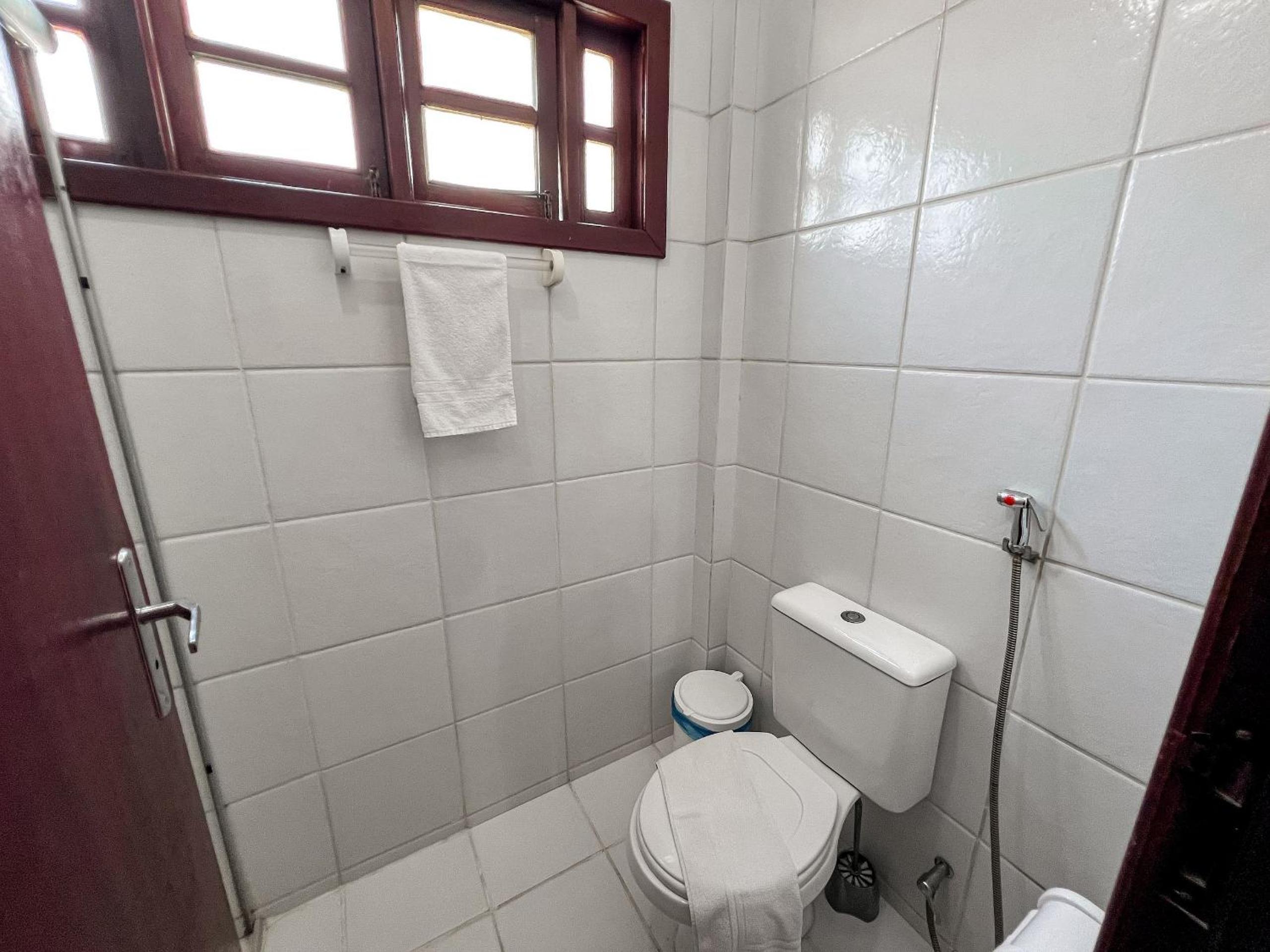 Casa em Condomínio localizado a aproximadamente 250m da praia de Taperapuã e da Arena Axé Moi, com 3 suítes todas com ar condicionado, piscinas adulto e in