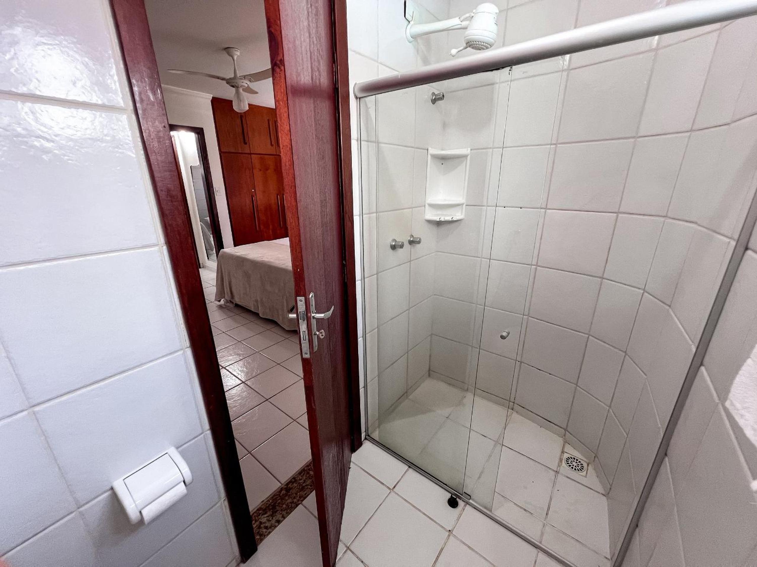 Casa em Condomínio localizado a aproximadamente 250m da praia de Taperapuã e da Arena Axé Moi, com 3 suítes todas com ar condicionado, piscinas adulto e in
