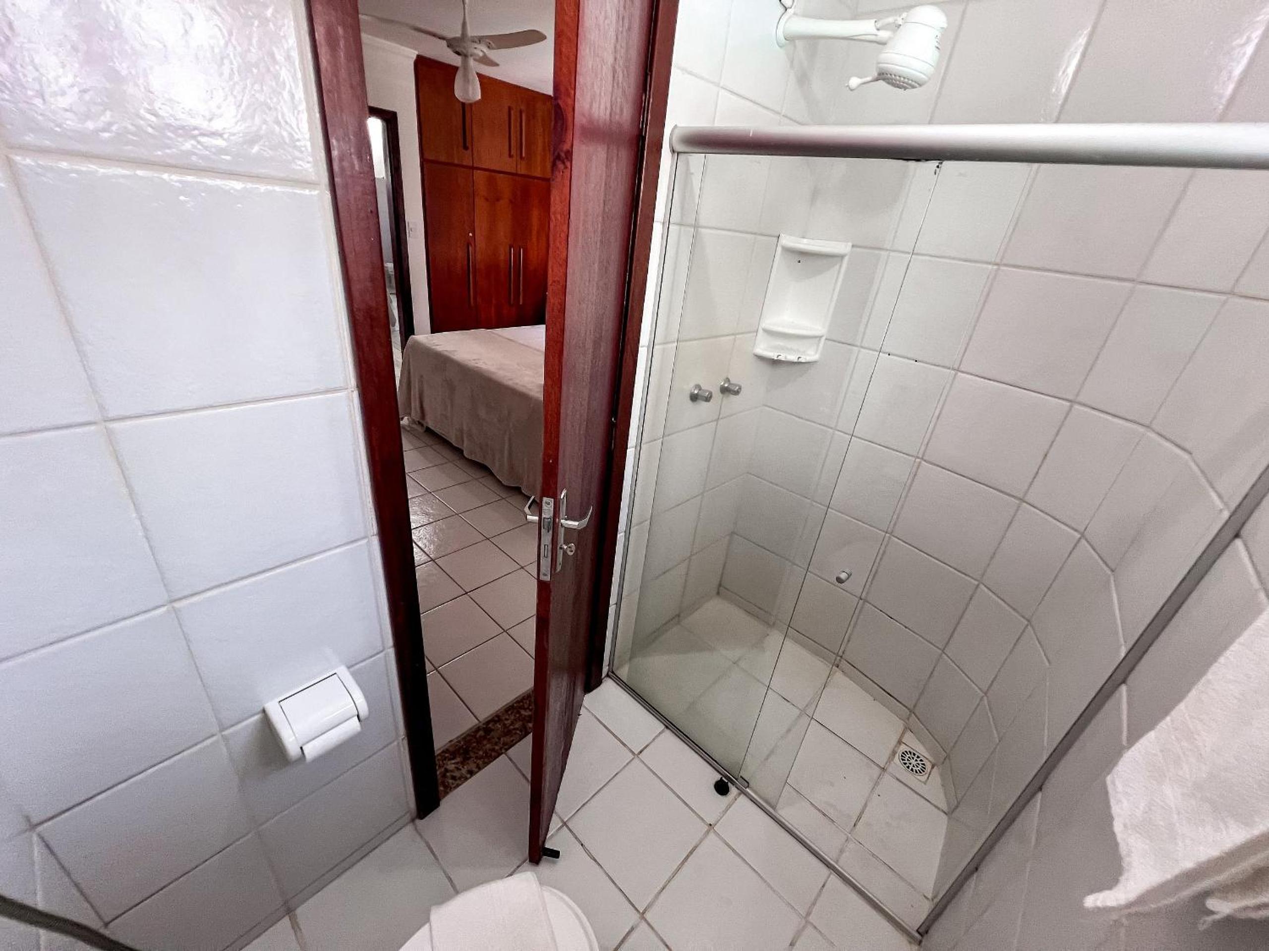 Casa em Condomínio localizado a aproximadamente 250m da praia de Taperapuã e da Arena Axé Moi, com 3 suítes todas com ar condicionado, piscinas adulto e in