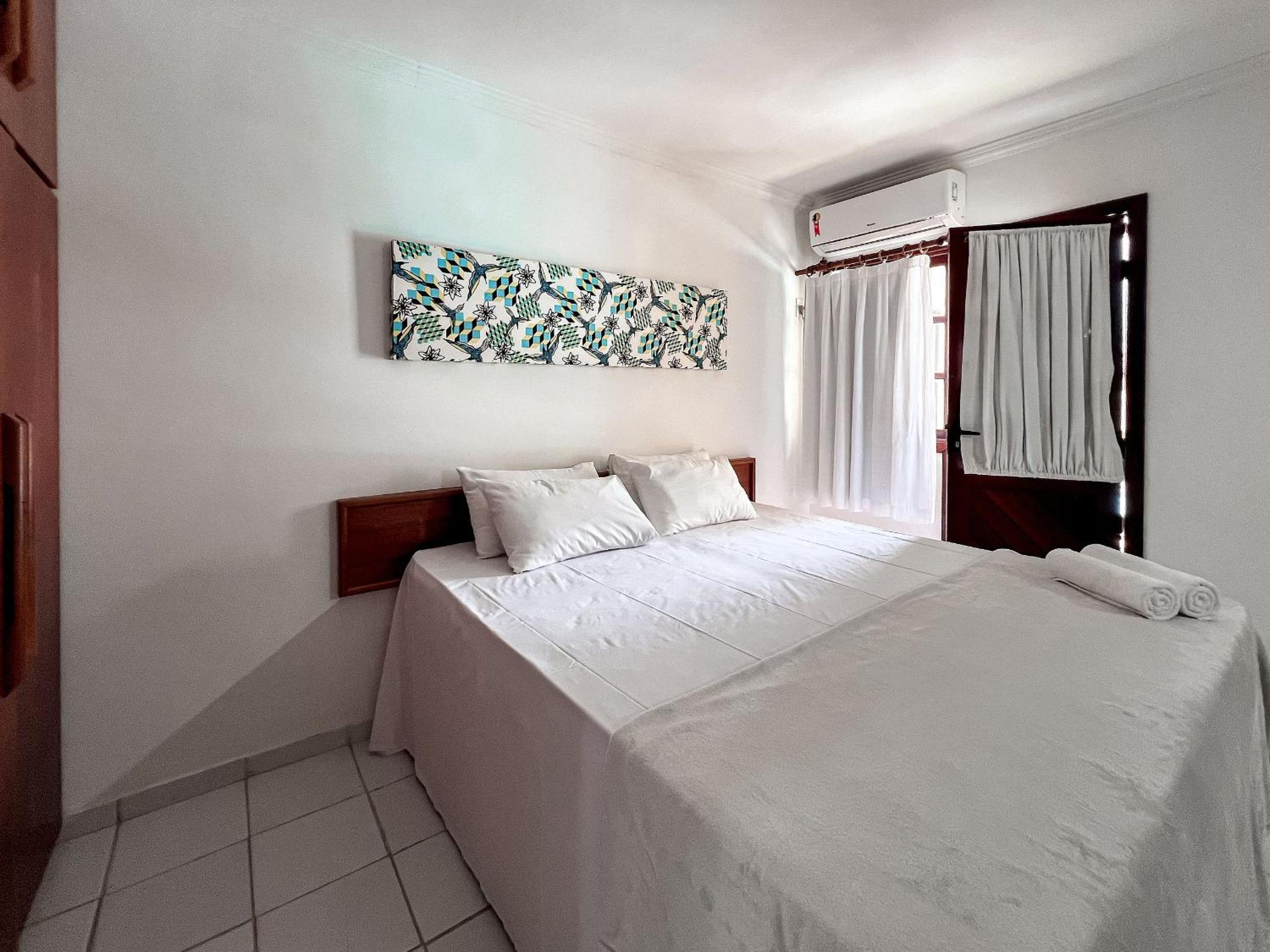 Casa em Condomínio localizado a aproximadamente 250m da praia de Taperapuã e da Arena Axé Moi, com 3 suítes todas com ar condicionado, piscinas adulto e in