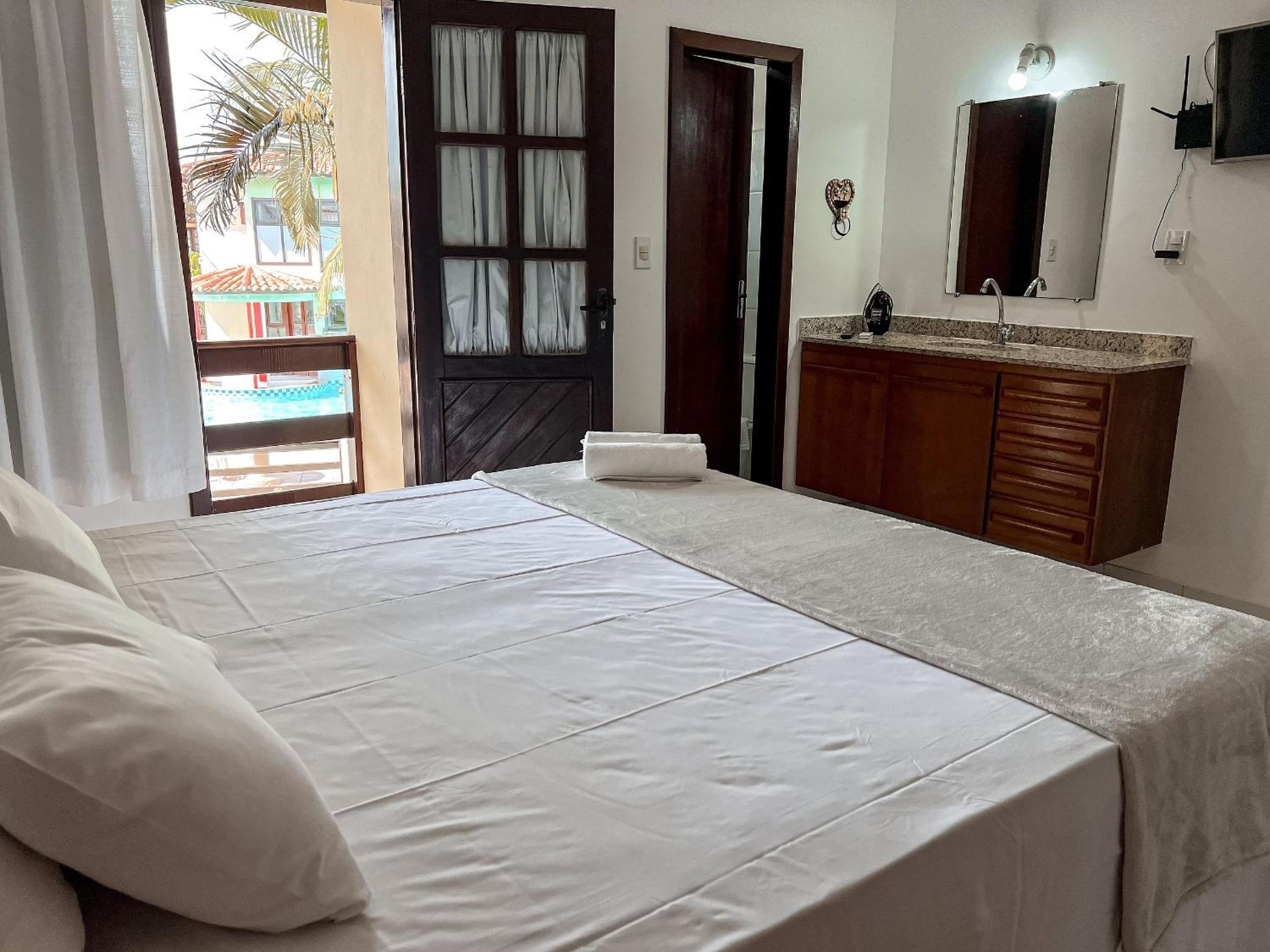 Casa em Condomínio localizado a aproximadamente 250m da praia de Taperapuã e da Arena Axé Moi, com 3 suítes todas com ar condicionado, piscinas adulto e in