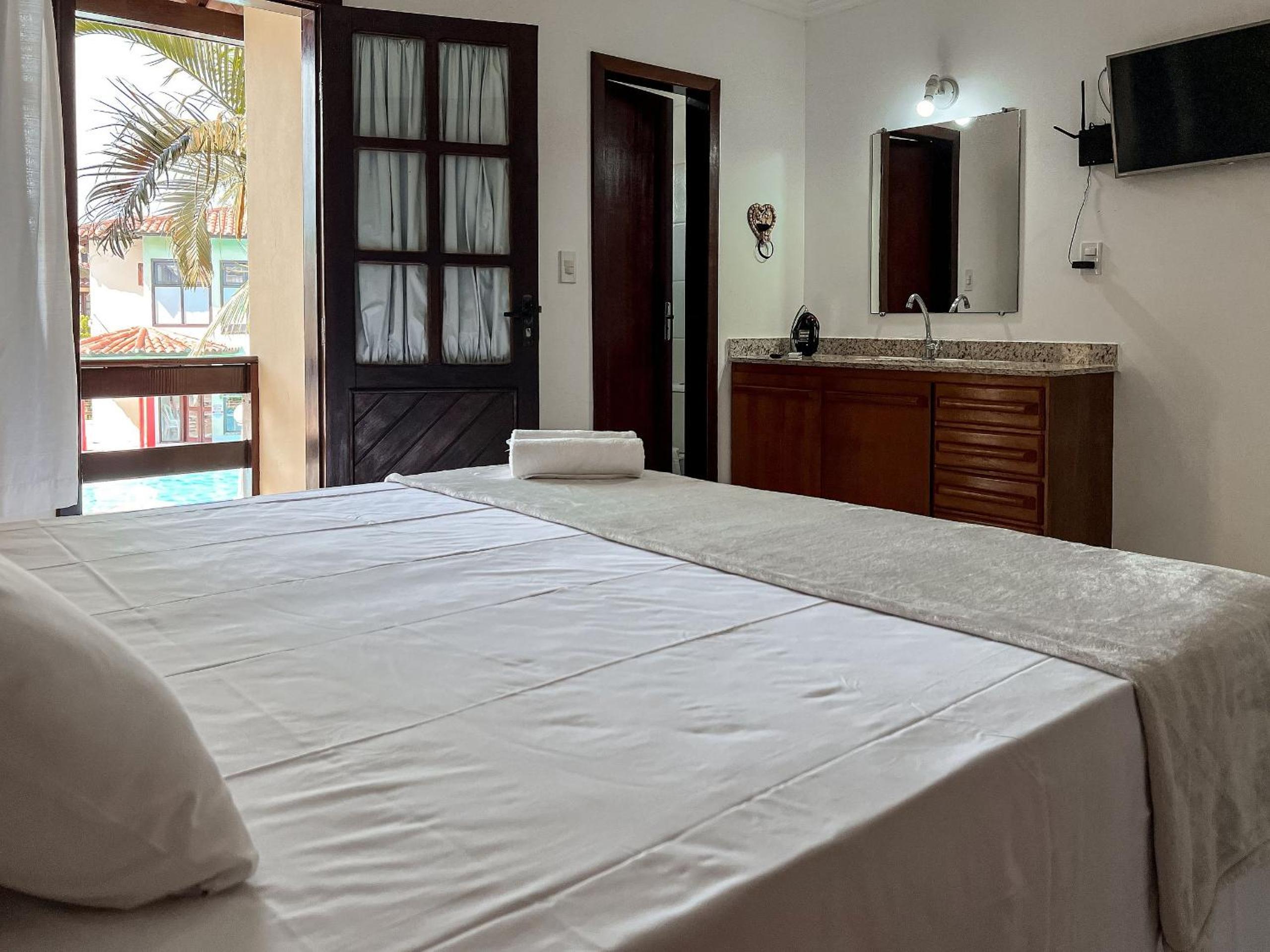 Casa em Condomínio localizado a aproximadamente 250m da praia de Taperapuã e da Arena Axé Moi, com 3 suítes todas com ar condicionado, piscinas adulto e in