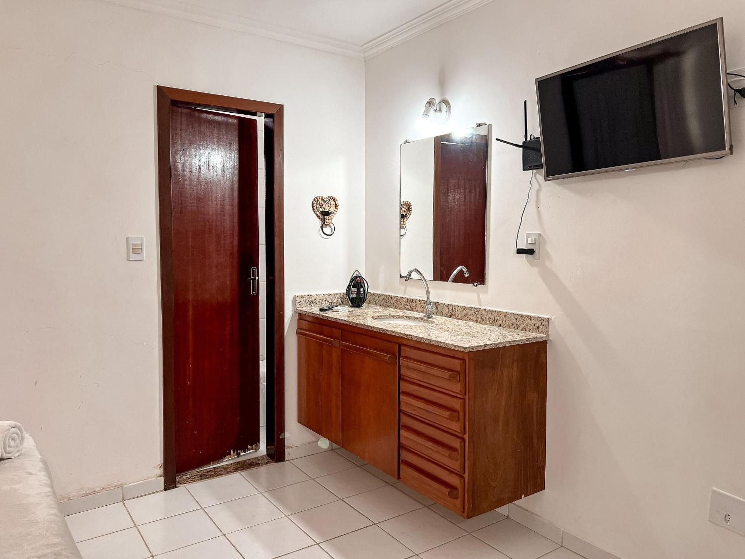 Casa em Condomínio localizado a aproximadamente 250m da praia de Taperapuã e da Arena Axé Moi, com 3 suítes todas com ar condicionado, piscinas adulto e in