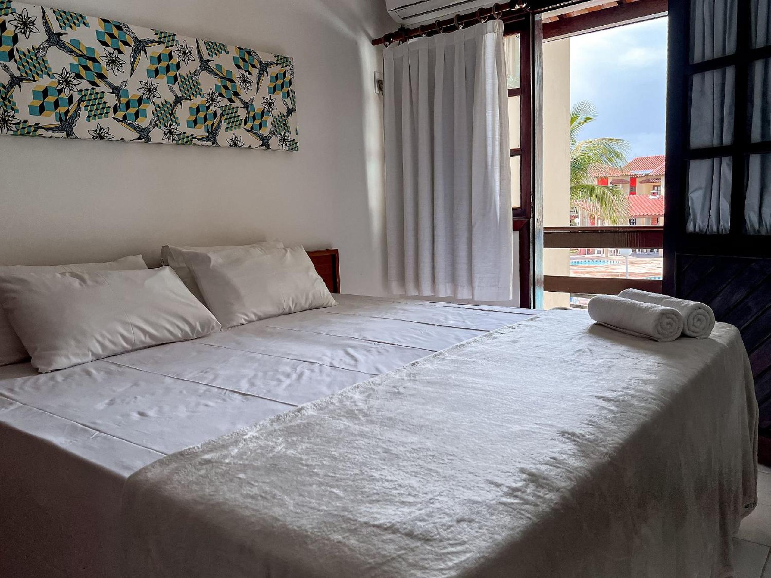 Casa em Condomínio localizado a aproximadamente 250m da praia de Taperapuã e da Arena Axé Moi, com 3 suítes todas com ar condicionado, piscinas adulto e in