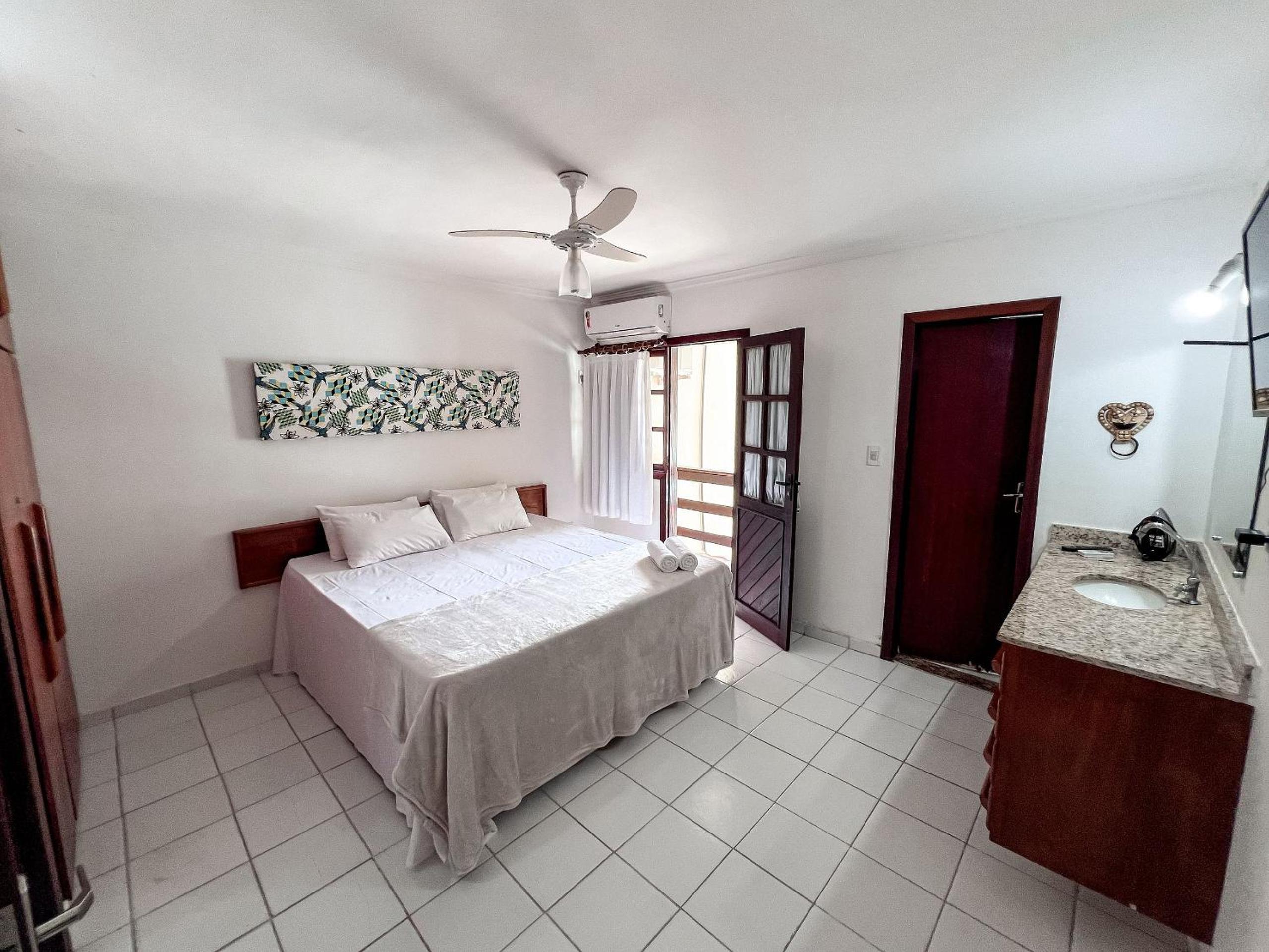Casa em Condomínio localizado a aproximadamente 250m da praia de Taperapuã e da Arena Axé Moi, com 3 suítes todas com ar condicionado, piscinas adulto e in