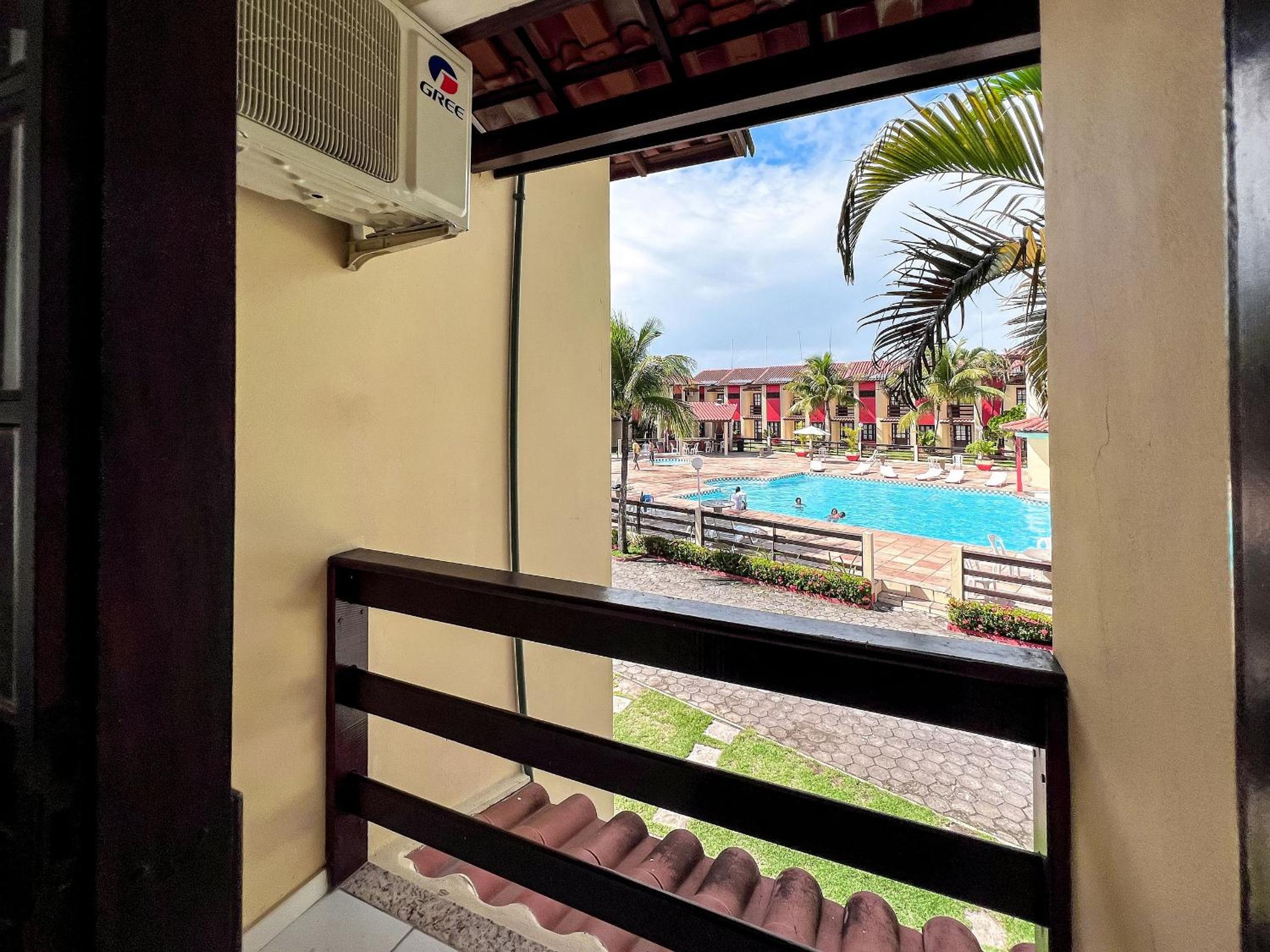 Casa em Condomínio localizado a aproximadamente 250m da praia de Taperapuã e da Arena Axé Moi, com 3 suítes todas com ar condicionado, piscinas adulto e in