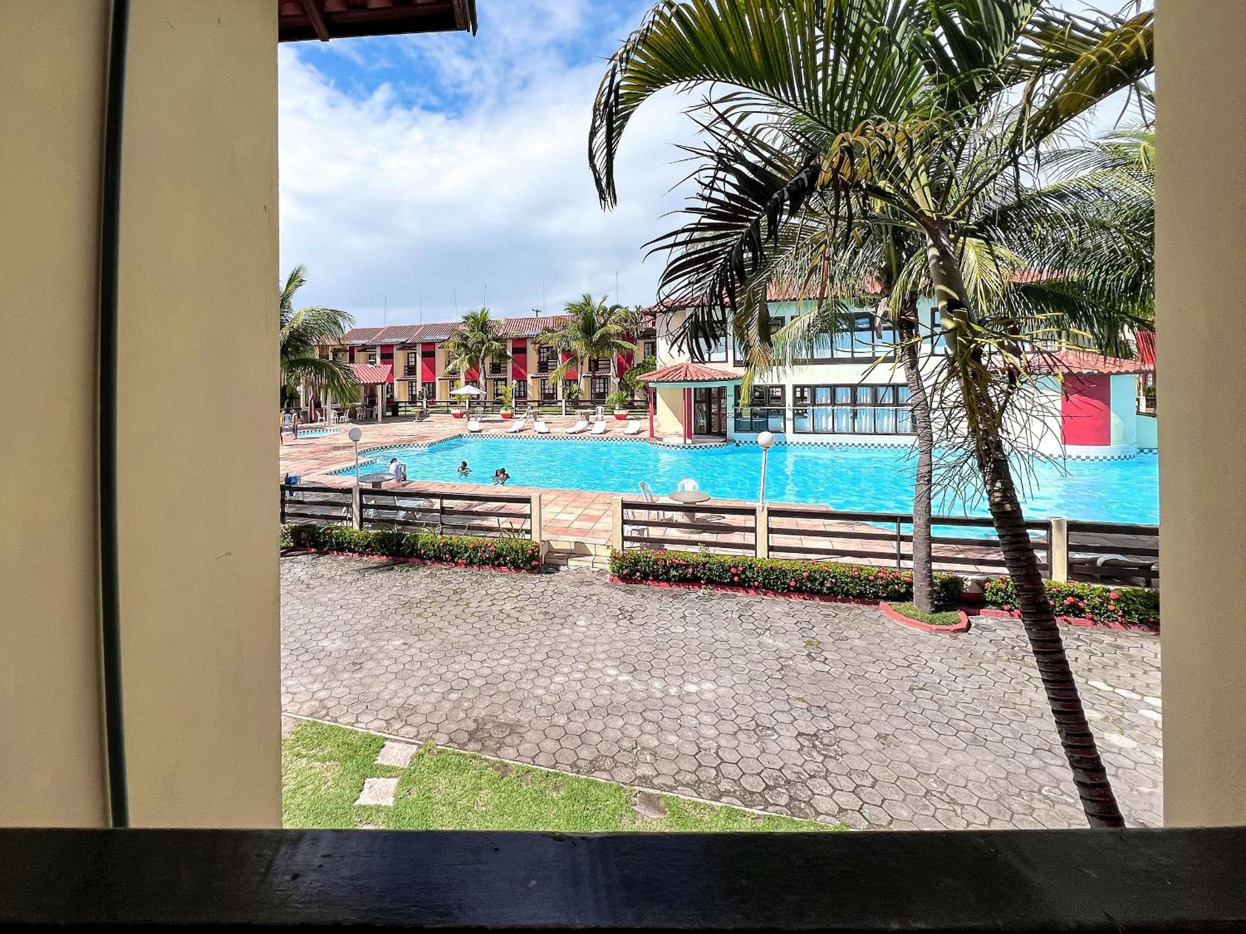 Casa em Condomínio localizado a aproximadamente 250m da praia de Taperapuã e da Arena Axé Moi, com 3 suítes todas com ar condicionado, piscinas adulto e in