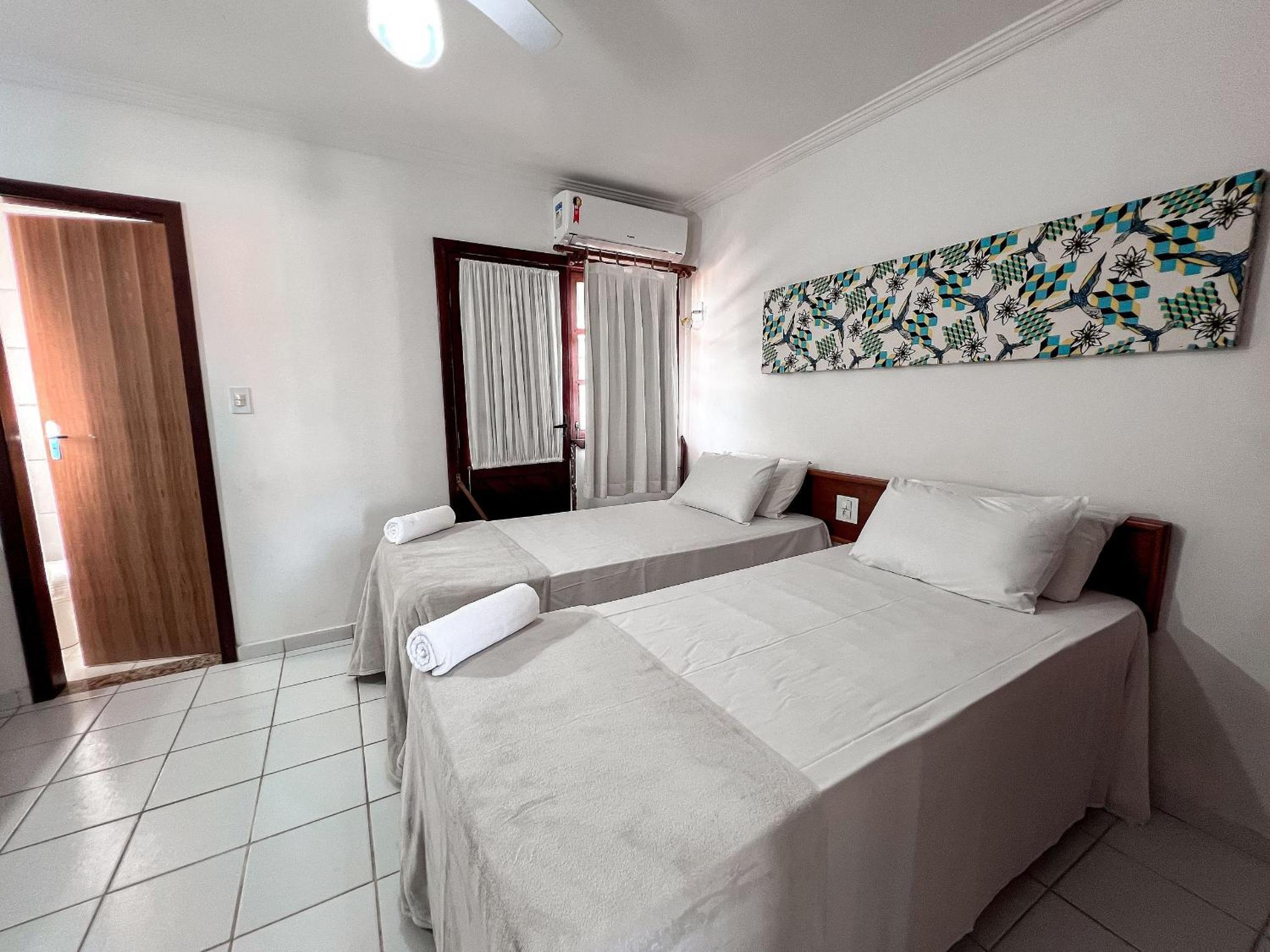 Casa em Condomínio localizado a aproximadamente 250m da praia de Taperapuã e da Arena Axé Moi, com 3 suítes todas com ar condicionado, piscinas adulto e in