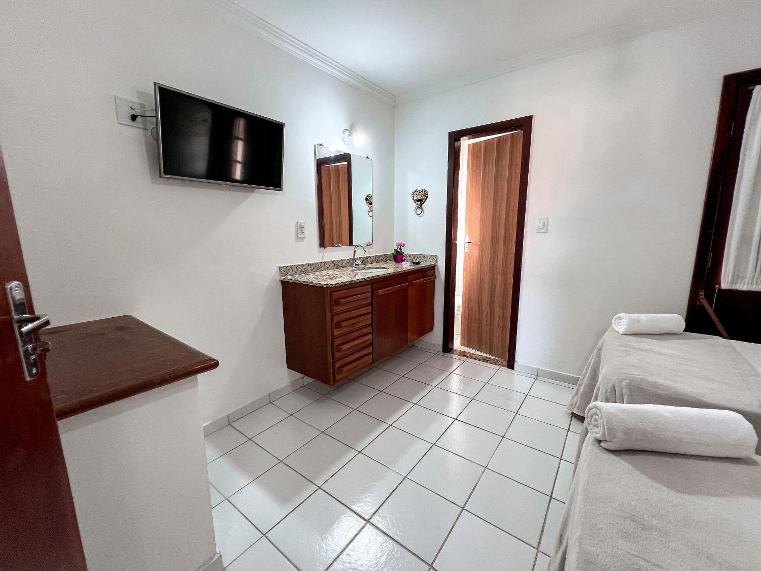 Casa em Condomínio localizado a aproximadamente 250m da praia de Taperapuã e da Arena Axé Moi, com 3 suítes todas com ar condicionado, piscinas adulto e in
