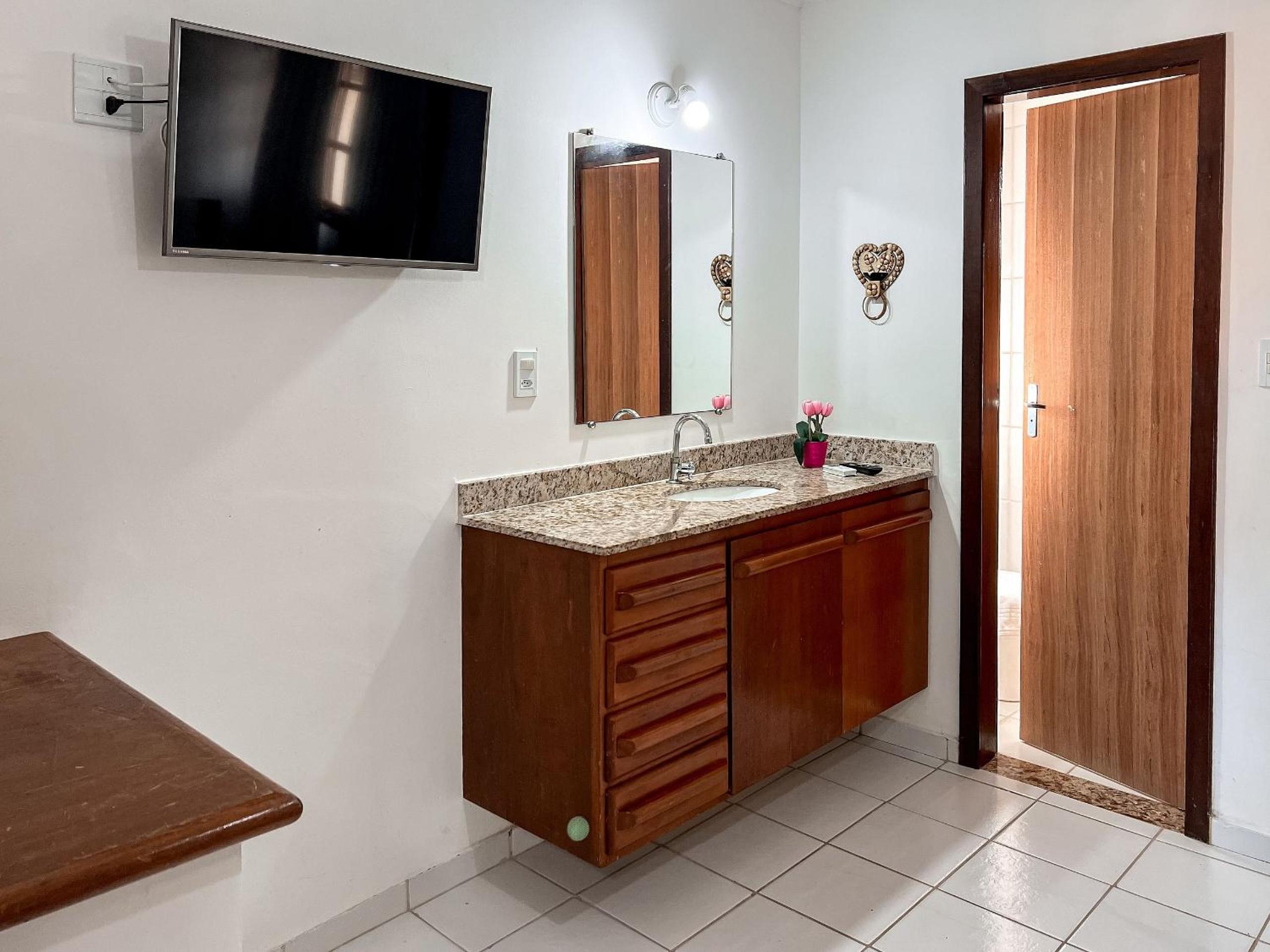 Casa em Condomínio localizado a aproximadamente 250m da praia de Taperapuã e da Arena Axé Moi, com 3 suítes todas com ar condicionado, piscinas adulto e in