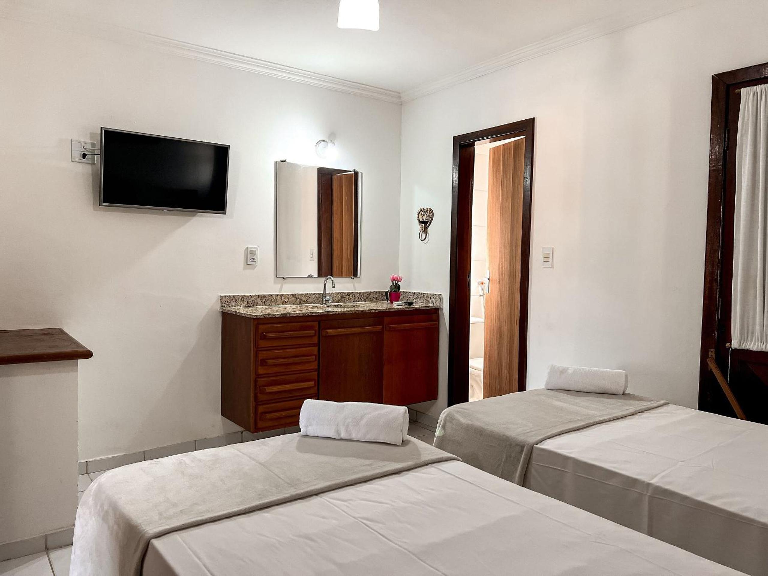 Casa em Condomínio localizado a aproximadamente 250m da praia de Taperapuã e da Arena Axé Moi, com 3 suítes todas com ar condicionado, piscinas adulto e in