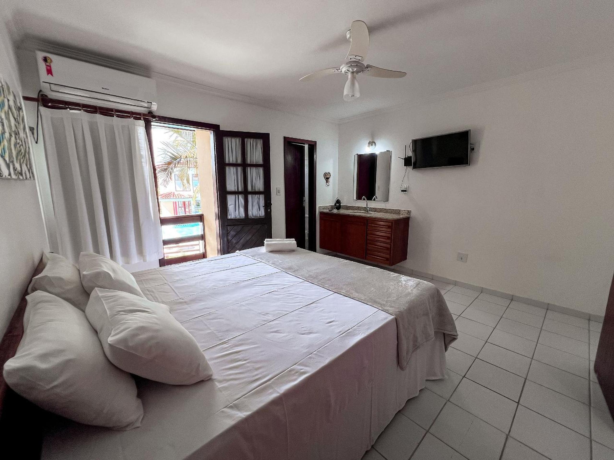 Casa em Condomínio localizado a aproximadamente 250m da praia de Taperapuã e da Arena Axé Moi, com 3 suítes todas com ar condicionado, piscinas adulto e in