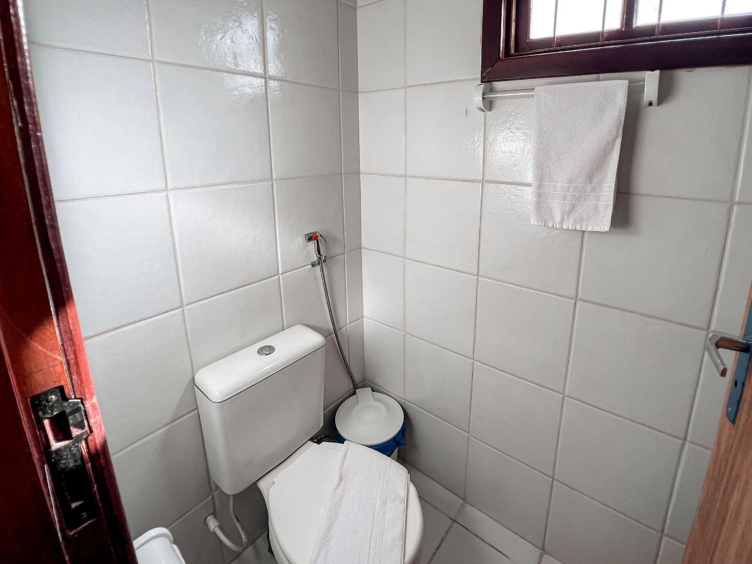 Casa em Condomínio localizado a aproximadamente 250m da praia de Taperapuã e da Arena Axé Moi, com 3 suítes todas com ar condicionado, piscinas adulto e in