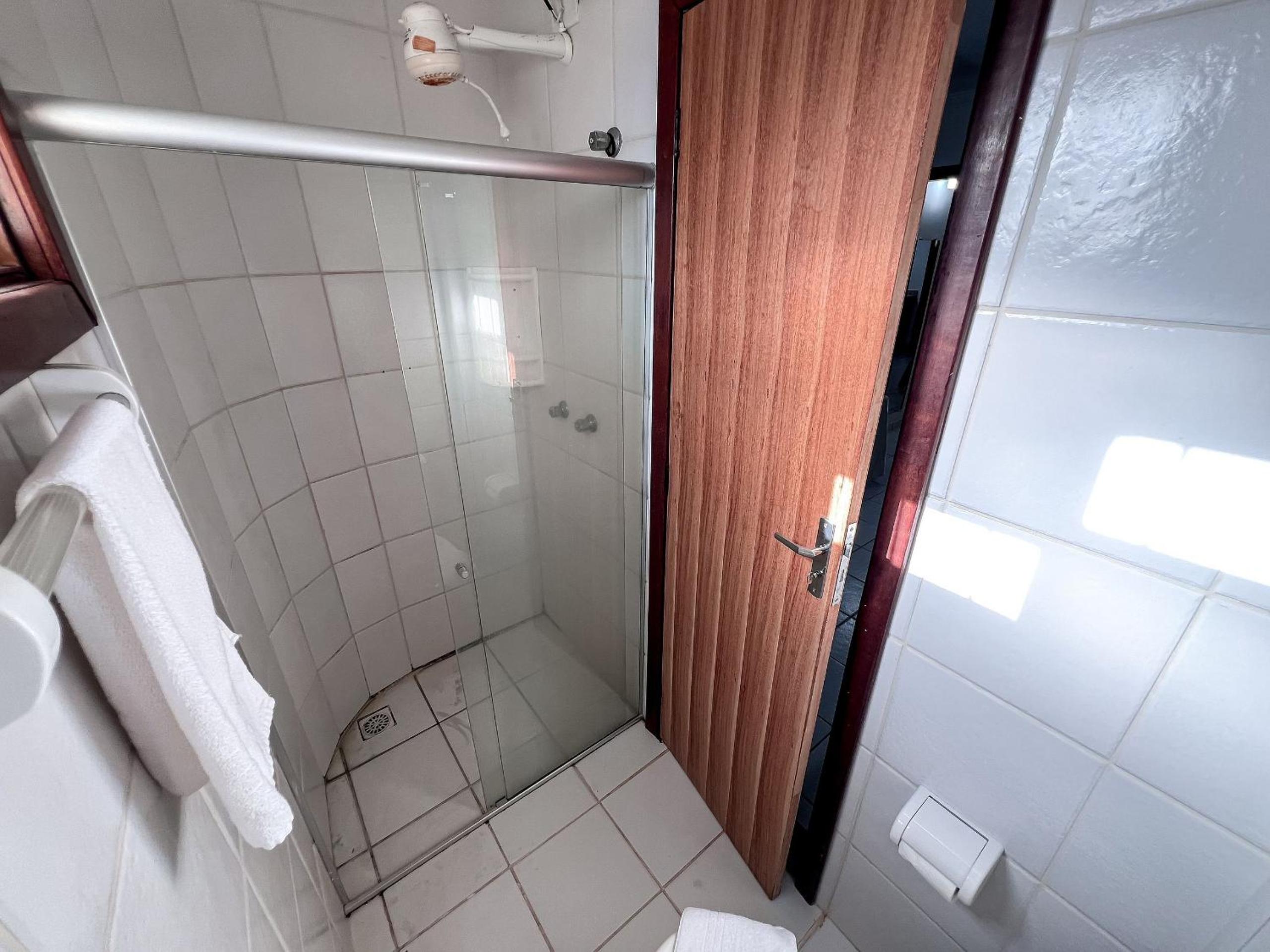 Casa em Condomínio localizado a aproximadamente 250m da praia de Taperapuã e da Arena Axé Moi, com 3 suítes todas com ar condicionado, piscinas adulto e in