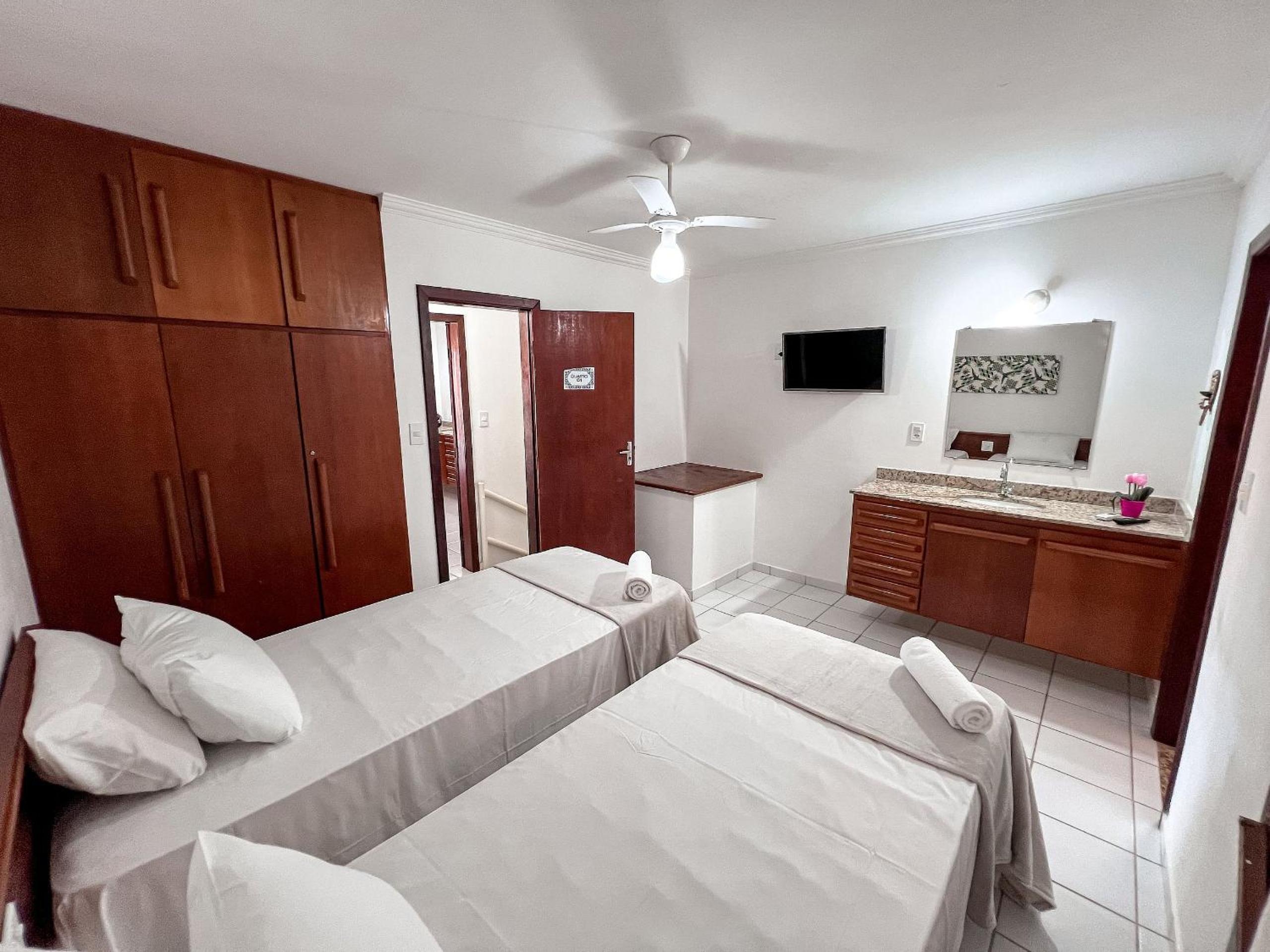 Casa em Condomínio localizado a aproximadamente 250m da praia de Taperapuã e da Arena Axé Moi, com 3 suítes todas com ar condicionado, piscinas adulto e in