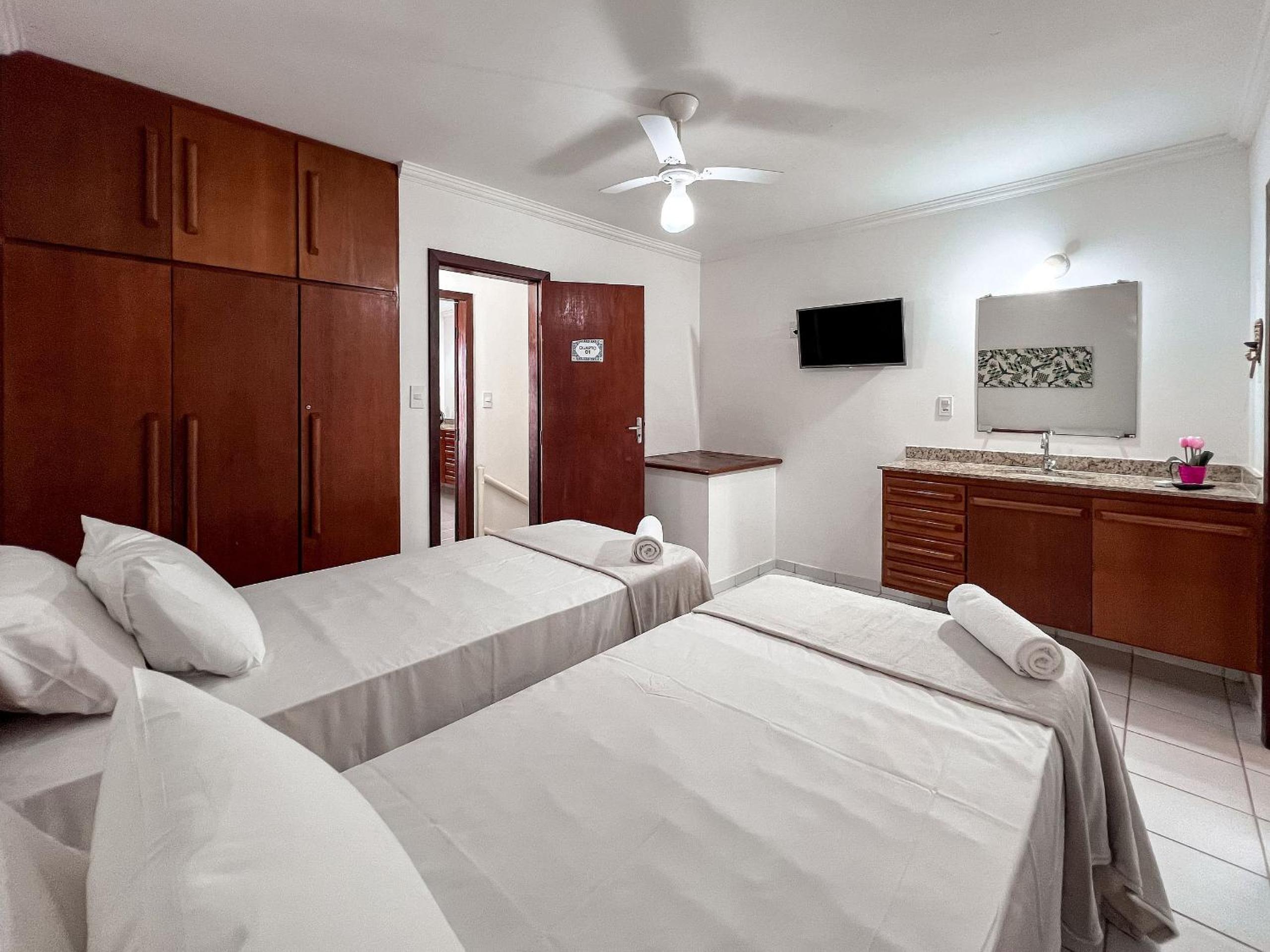 Casa em Condomínio localizado a aproximadamente 250m da praia de Taperapuã e da Arena Axé Moi, com 3 suítes todas com ar condicionado, piscinas adulto e in