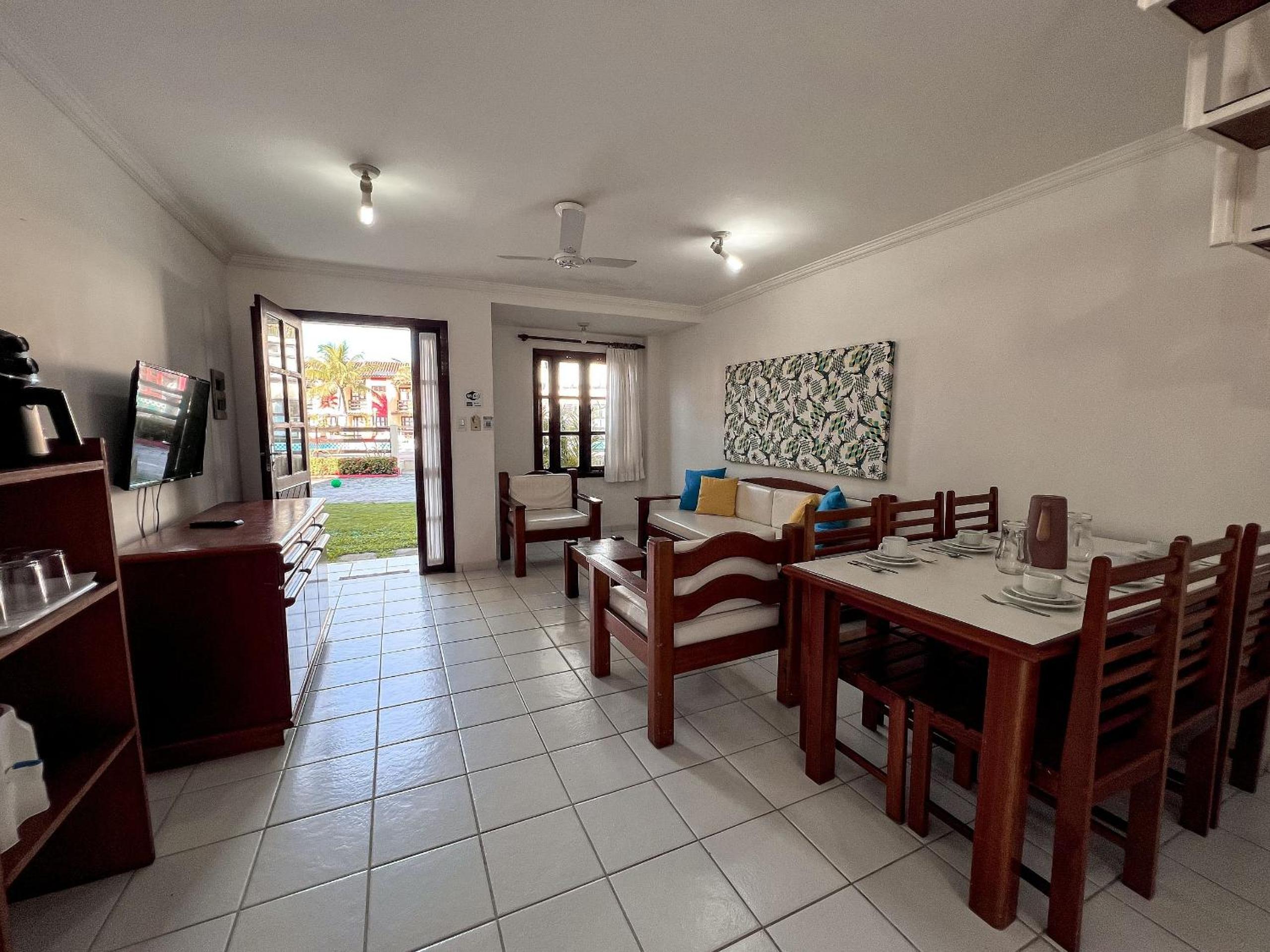 Casa em Condomínio localizado a aproximadamente 250m da praia de Taperapuã e da Arena Axé Moi, com 3 suítes todas com ar condicionado, piscinas adulto e in
