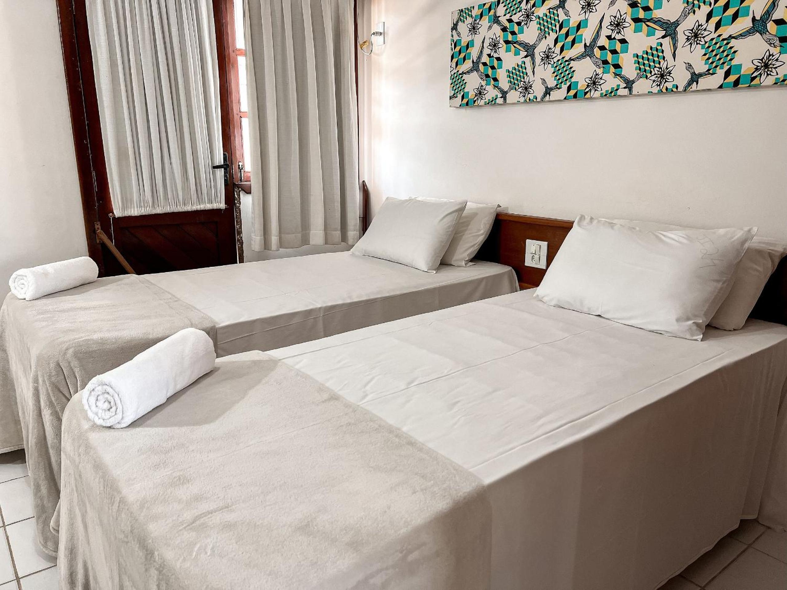 Casa em Condomínio localizado a aproximadamente 250m da praia de Taperapuã e da Arena Axé Moi, com 3 suítes todas com ar condicionado, piscinas adulto e in