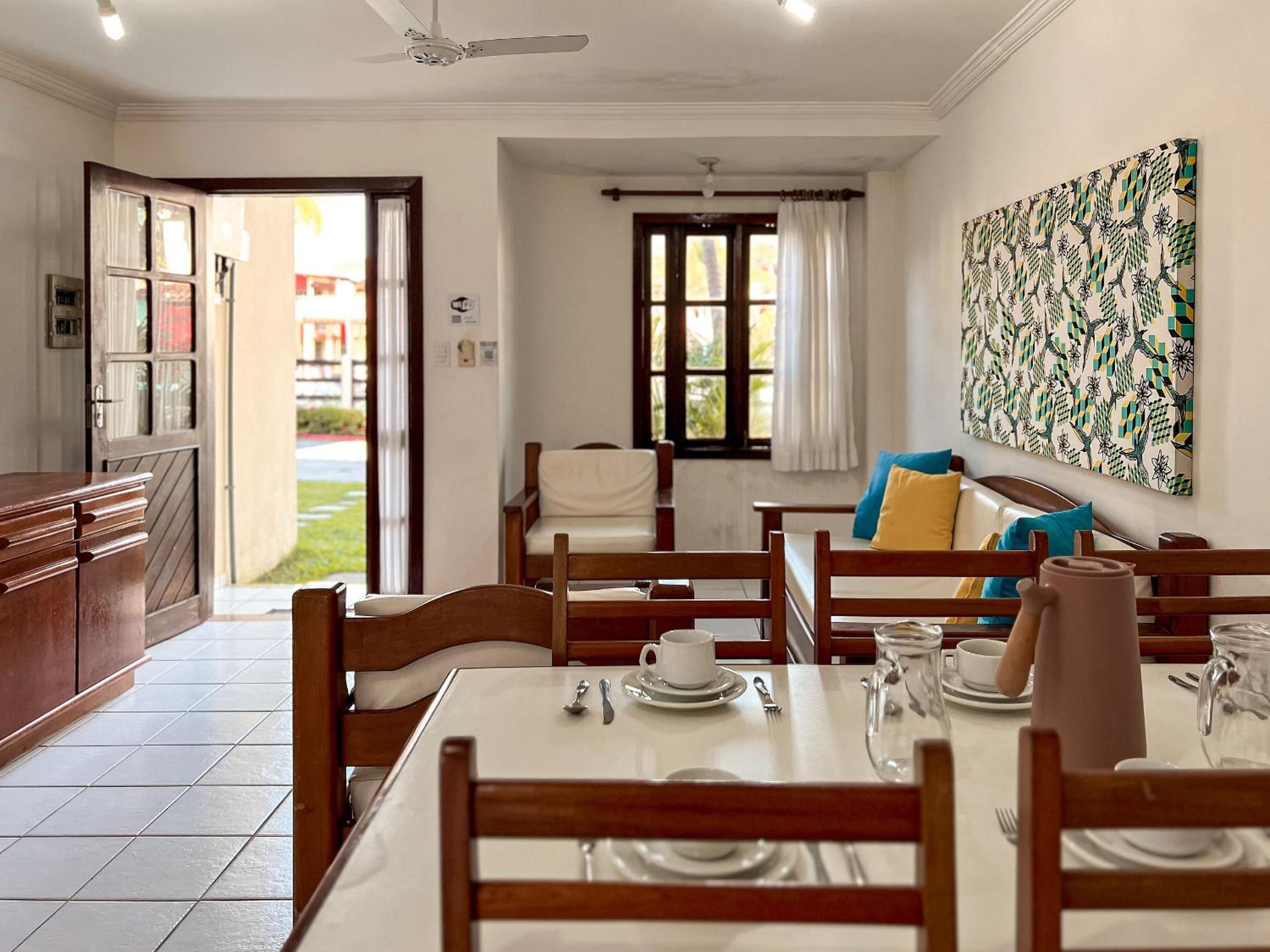 Casa em Condomínio localizado a aproximadamente 250m da praia de Taperapuã e da Arena Axé Moi, com 3 suítes todas com ar condicionado, piscinas adulto e in