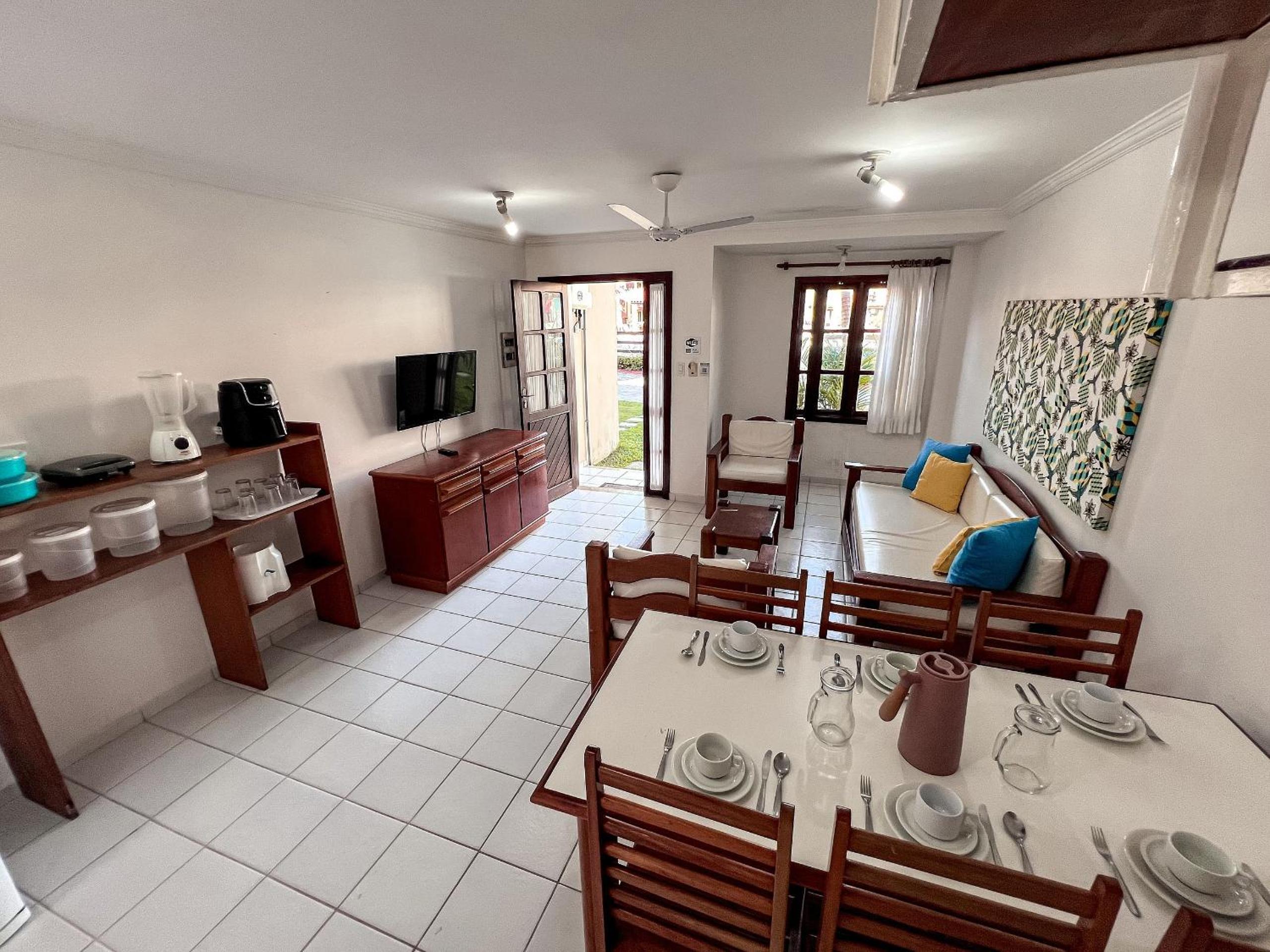 Casa em Condomínio localizado a aproximadamente 250m da praia de Taperapuã e da Arena Axé Moi, com 3 suítes todas com ar condicionado, piscinas adulto e in