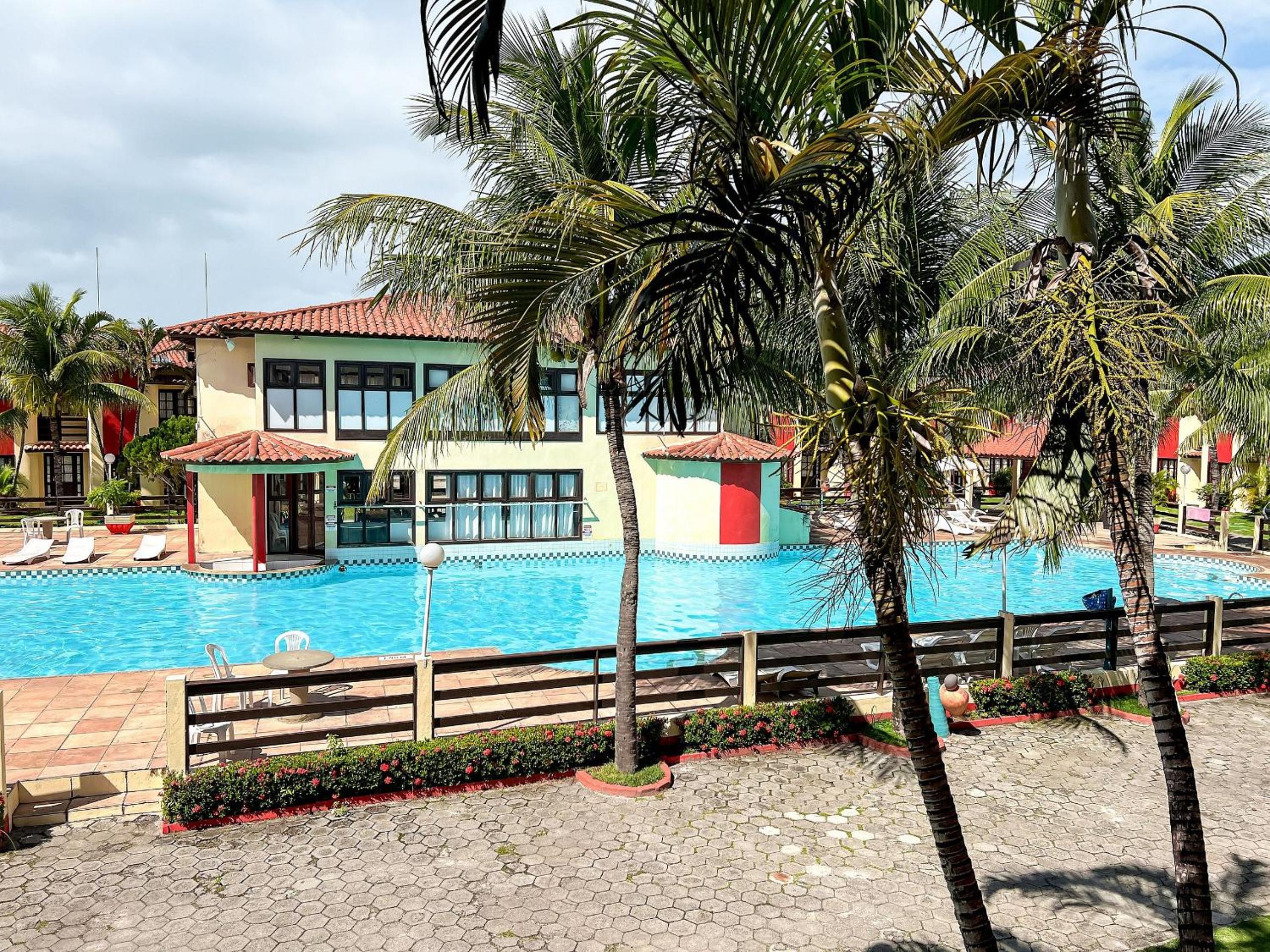 Casa em Condomínio localizado a aproximadamente 250m da praia de Taperapuã e da Arena Axé Moi, com 3 suítes todas com ar condicionado, piscinas adulto e in