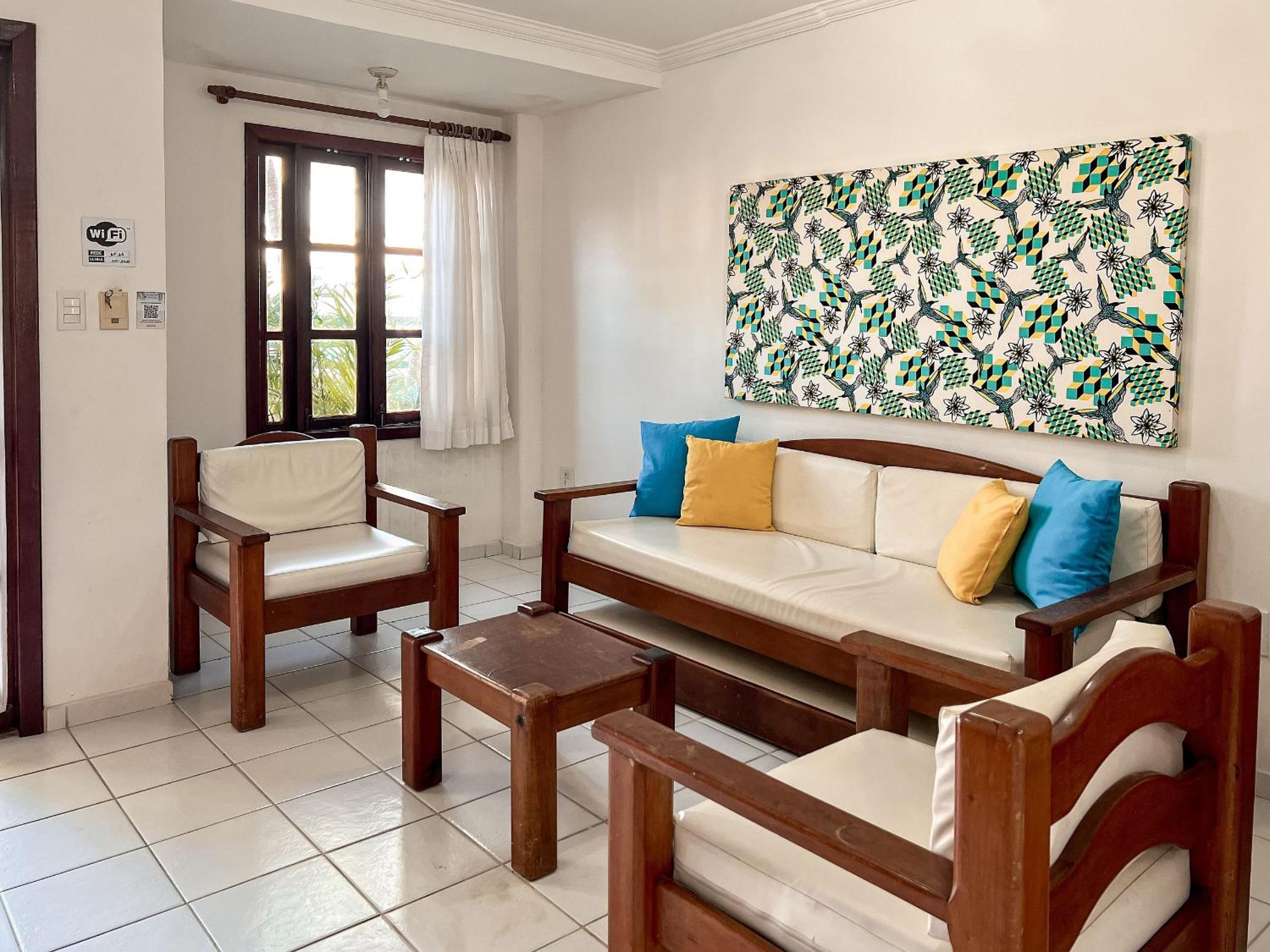 Casa em Condomínio localizado a aproximadamente 250m da praia de Taperapuã e da Arena Axé Moi, com 3 suítes todas com ar condicionado, piscinas adulto e in
