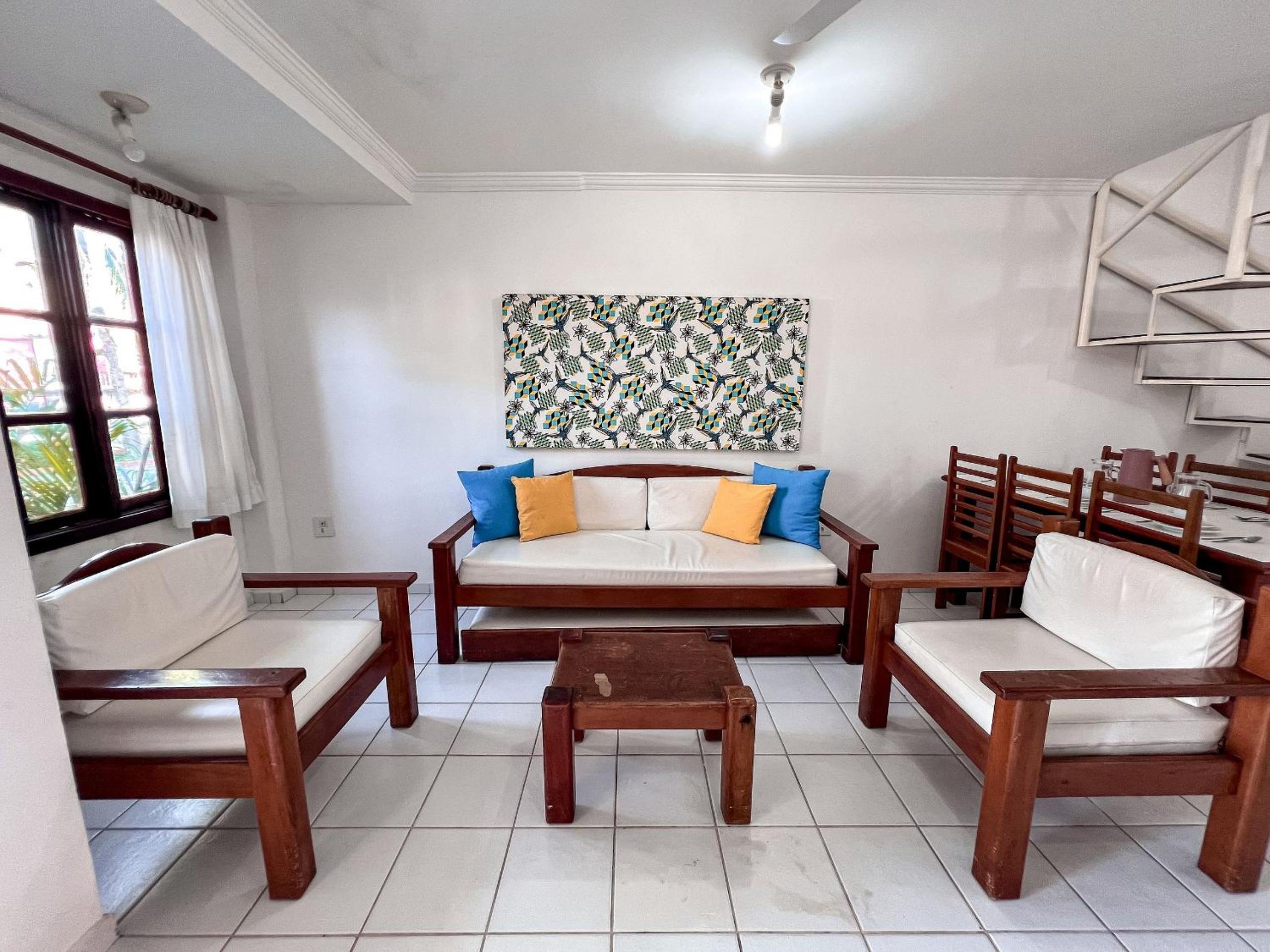 Casa em Condomínio localizado a aproximadamente 250m da praia de Taperapuã e da Arena Axé Moi, com 3 suítes todas com ar condicionado, piscinas adulto e in