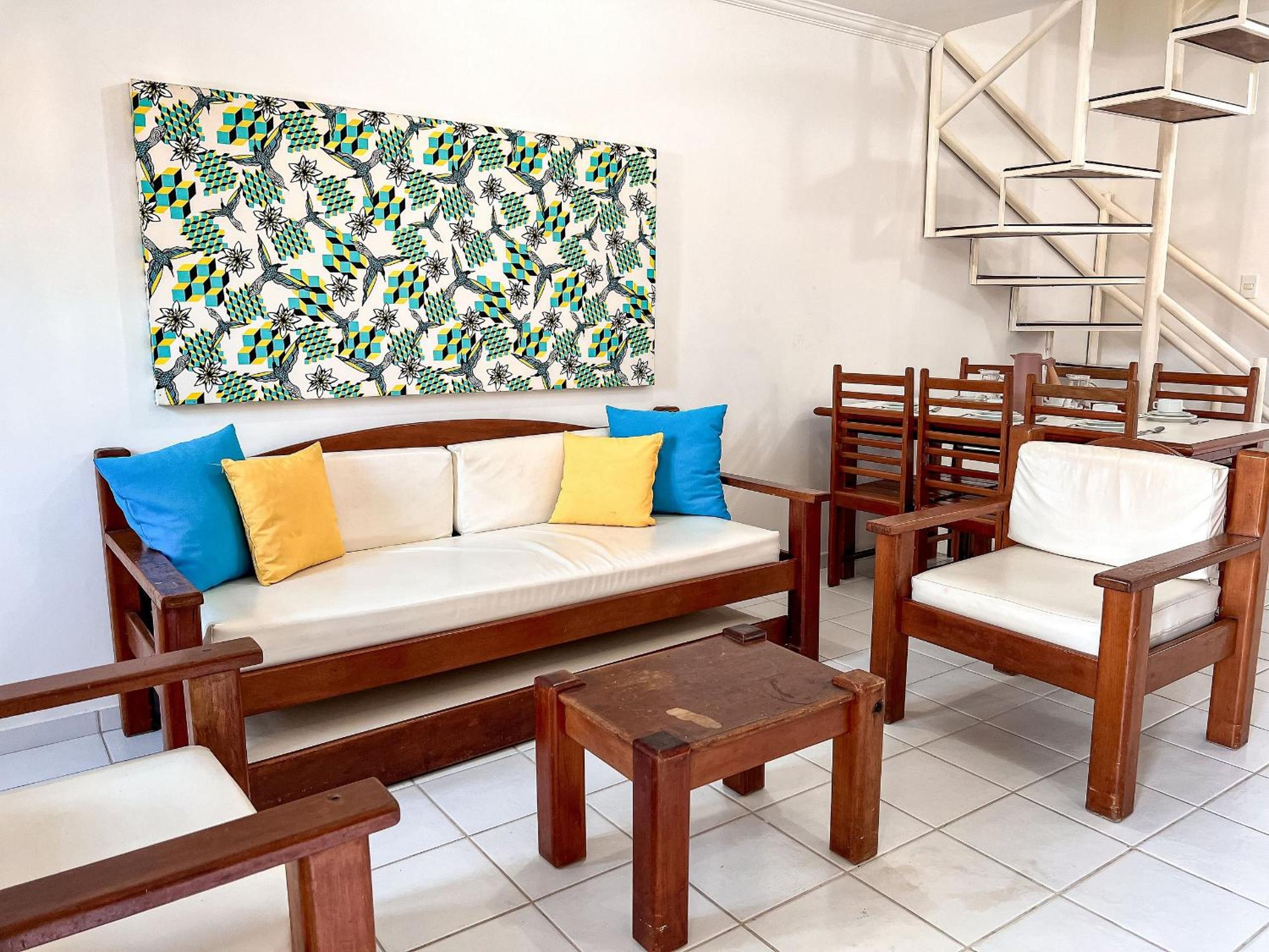 Casa em Condomínio localizado a aproximadamente 250m da praia de Taperapuã e da Arena Axé Moi, com 3 suítes todas com ar condicionado, piscinas adulto e in
