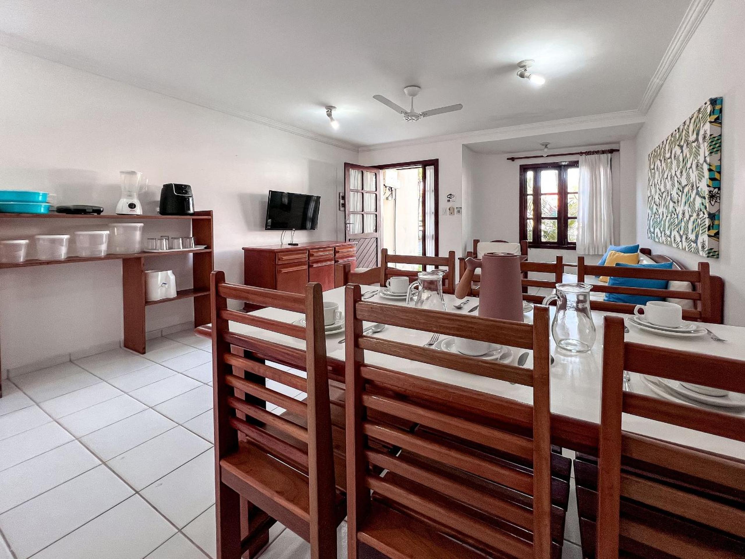 Casa em Condomínio localizado a aproximadamente 250m da praia de Taperapuã e da Arena Axé Moi, com 3 suítes todas com ar condicionado, piscinas adulto e in