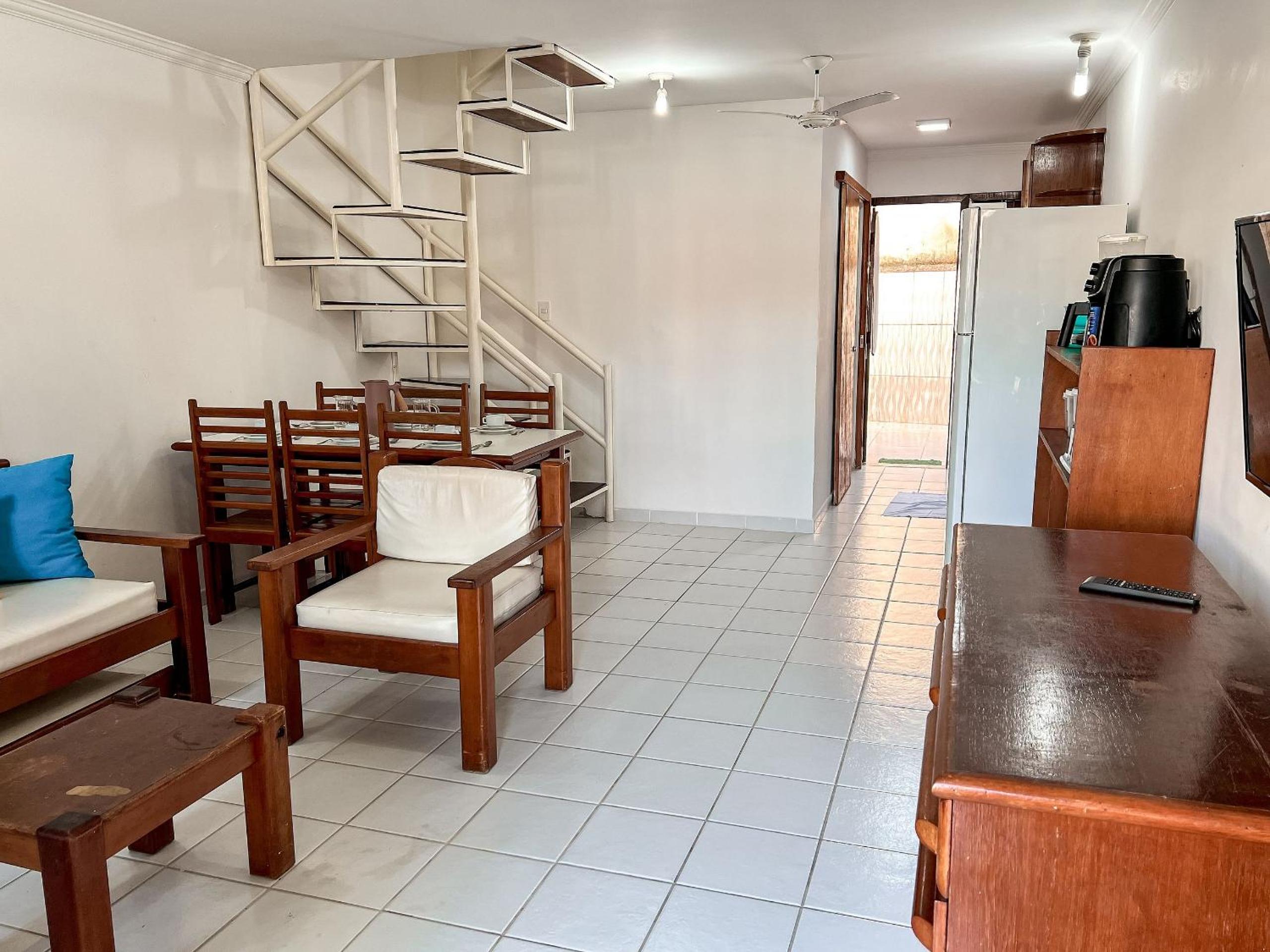 Casa em Condomínio localizado a aproximadamente 250m da praia de Taperapuã e da Arena Axé Moi, com 3 suítes todas com ar condicionado, piscinas adulto e in