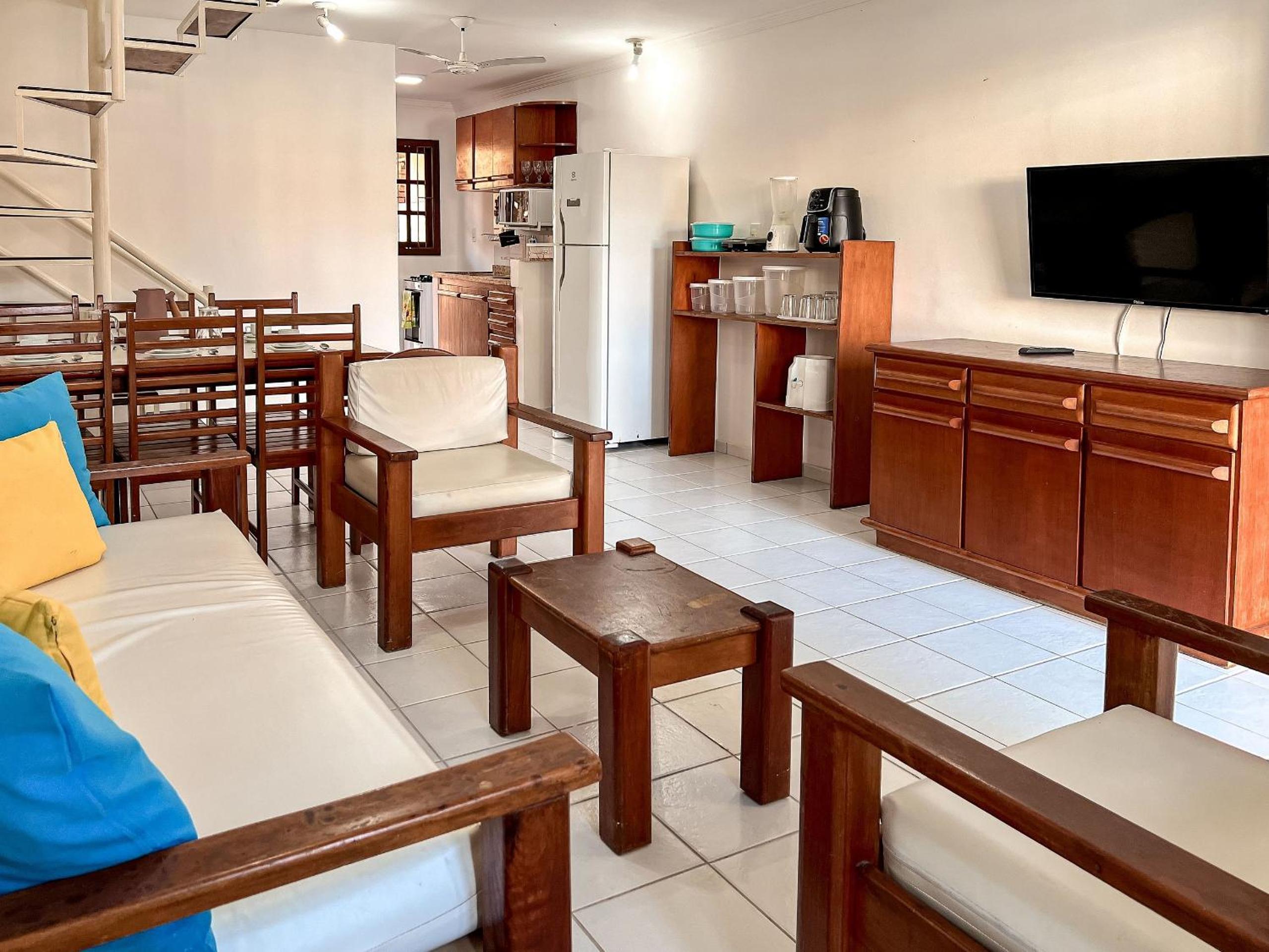 Casa em Condomínio localizado a aproximadamente 250m da praia de Taperapuã e da Arena Axé Moi, com 3 suítes todas com ar condicionado, piscinas adulto e in
