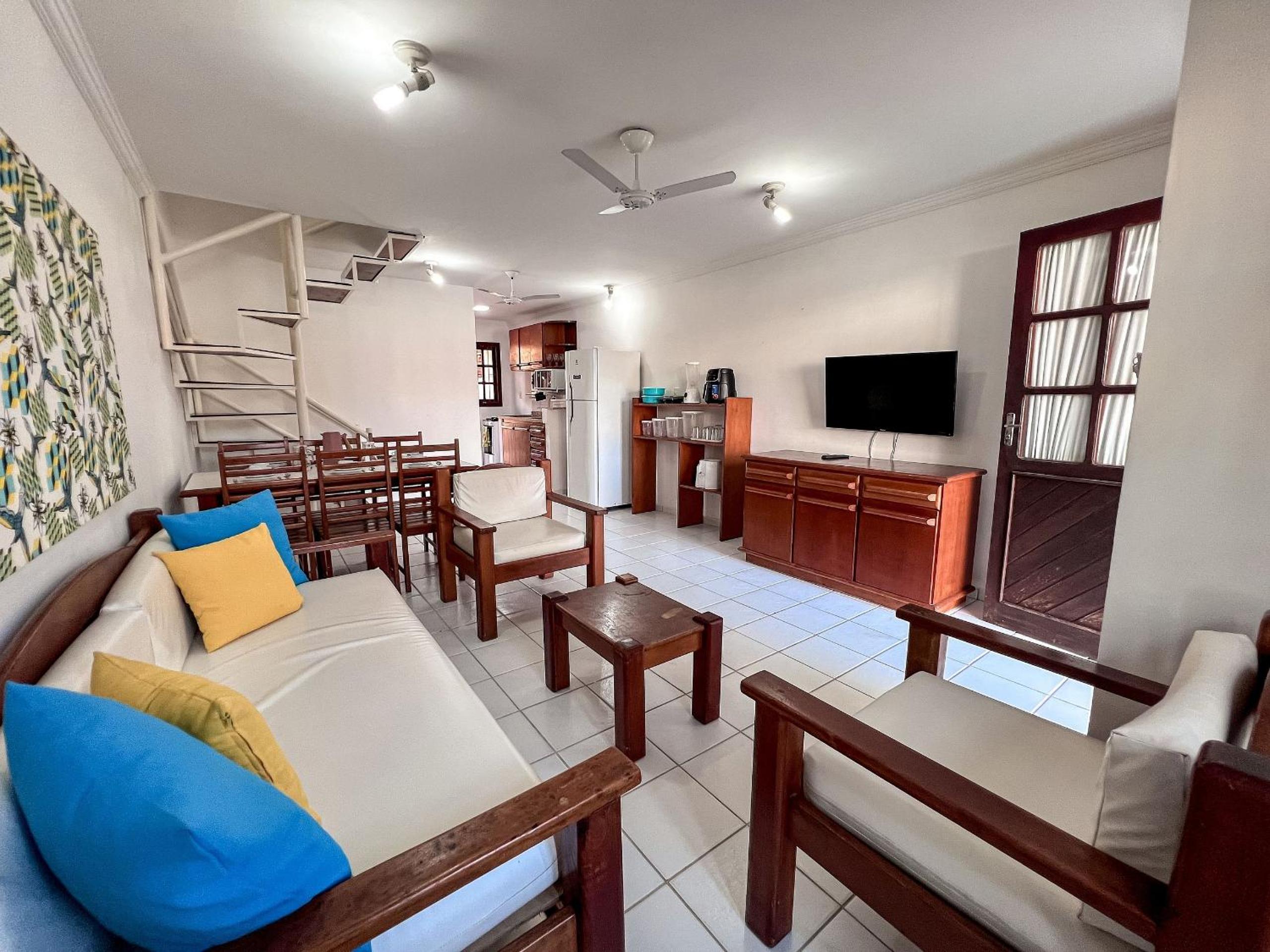Casa em Condomínio localizado a aproximadamente 250m da praia de Taperapuã e da Arena Axé Moi, com 3 suítes todas com ar condicionado, piscinas adulto e in