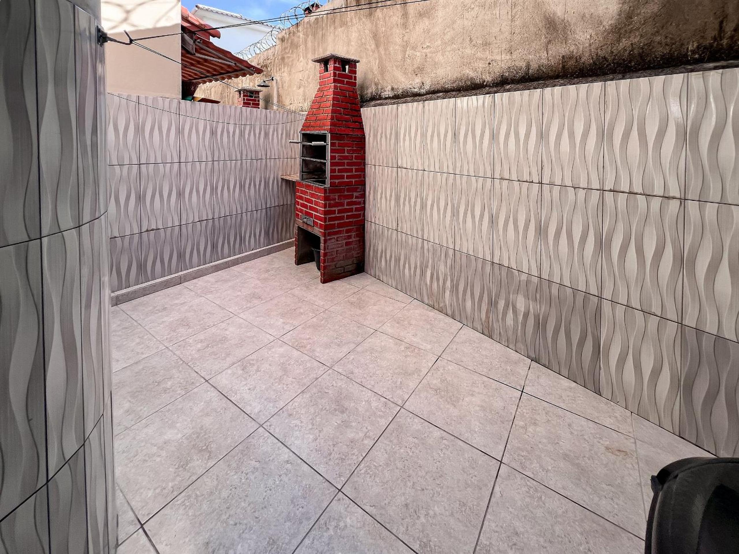 Casa em Condomínio localizado a aproximadamente 250m da praia de Taperapuã e da Arena Axé Moi, com 3 suítes todas com ar condicionado, piscinas adulto e in