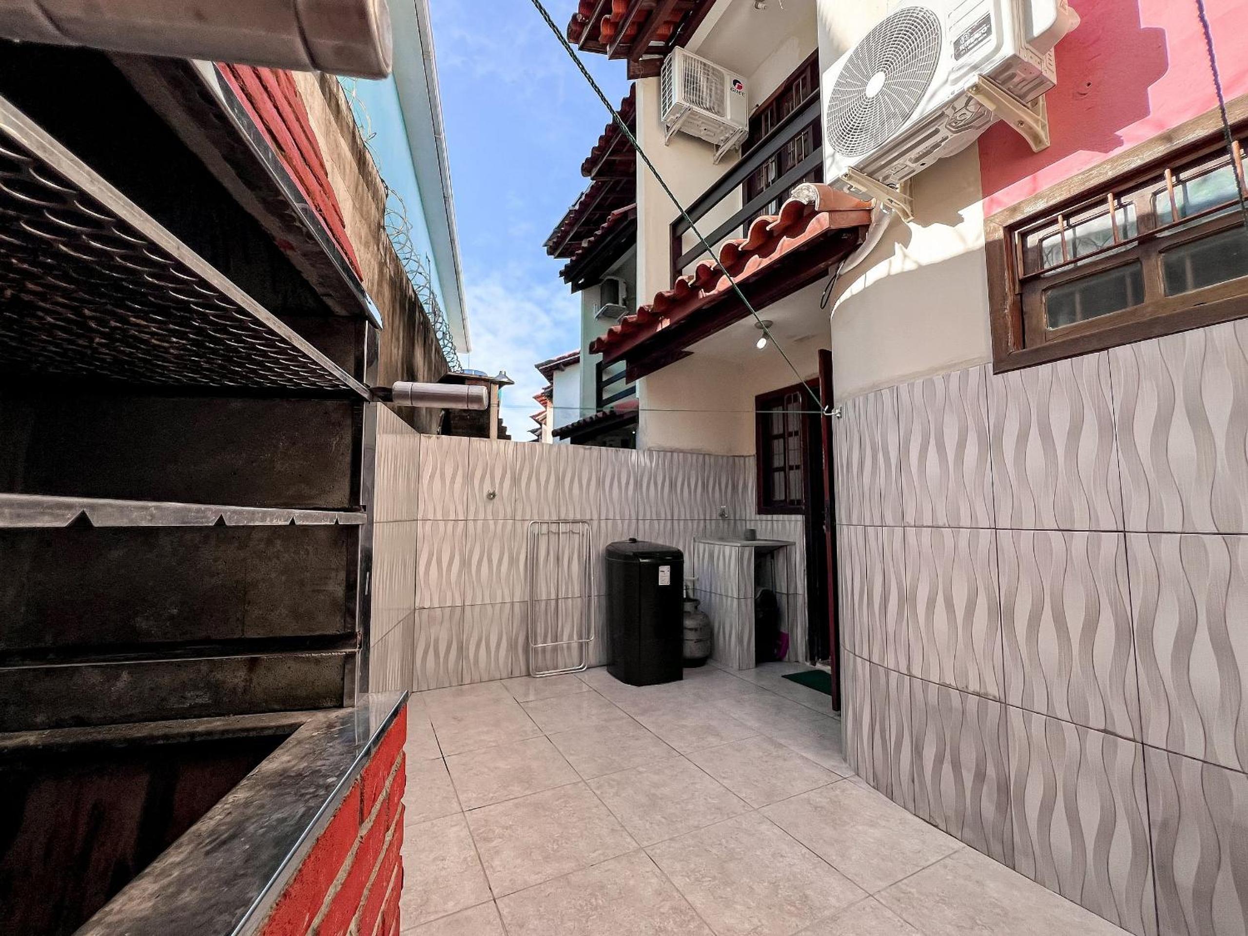 Casa em Condomínio localizado a aproximadamente 250m da praia de Taperapuã e da Arena Axé Moi, com 3 suítes todas com ar condicionado, piscinas adulto e in